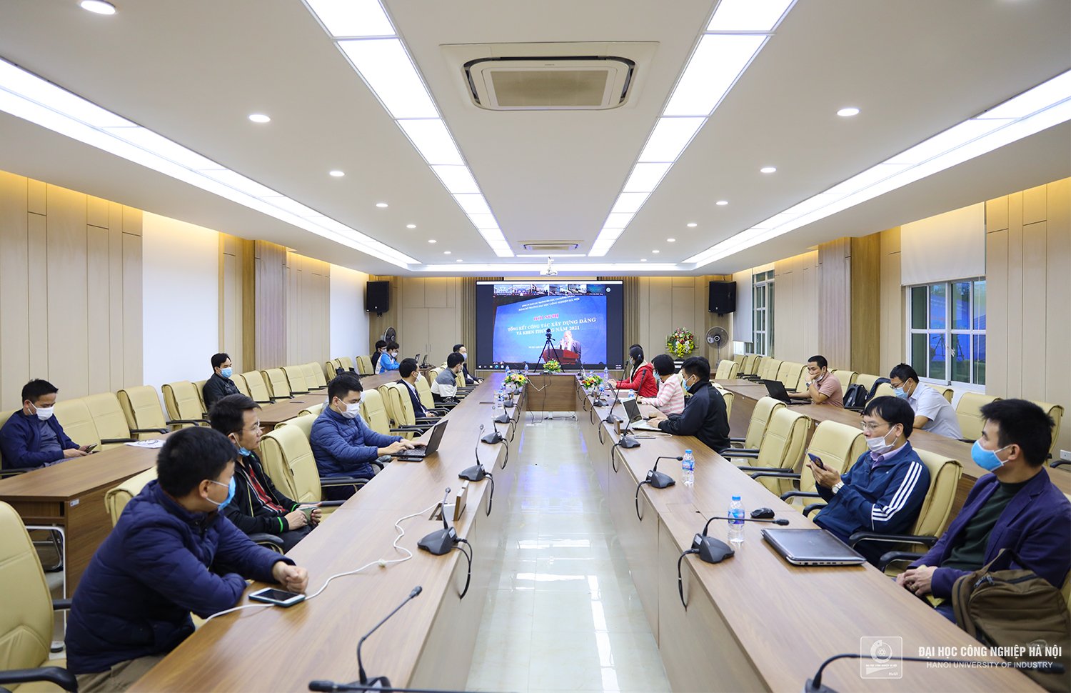 Conference on implementing the Resolution of the 13th National Party Congress; Summary of Party building and rewards in 2021