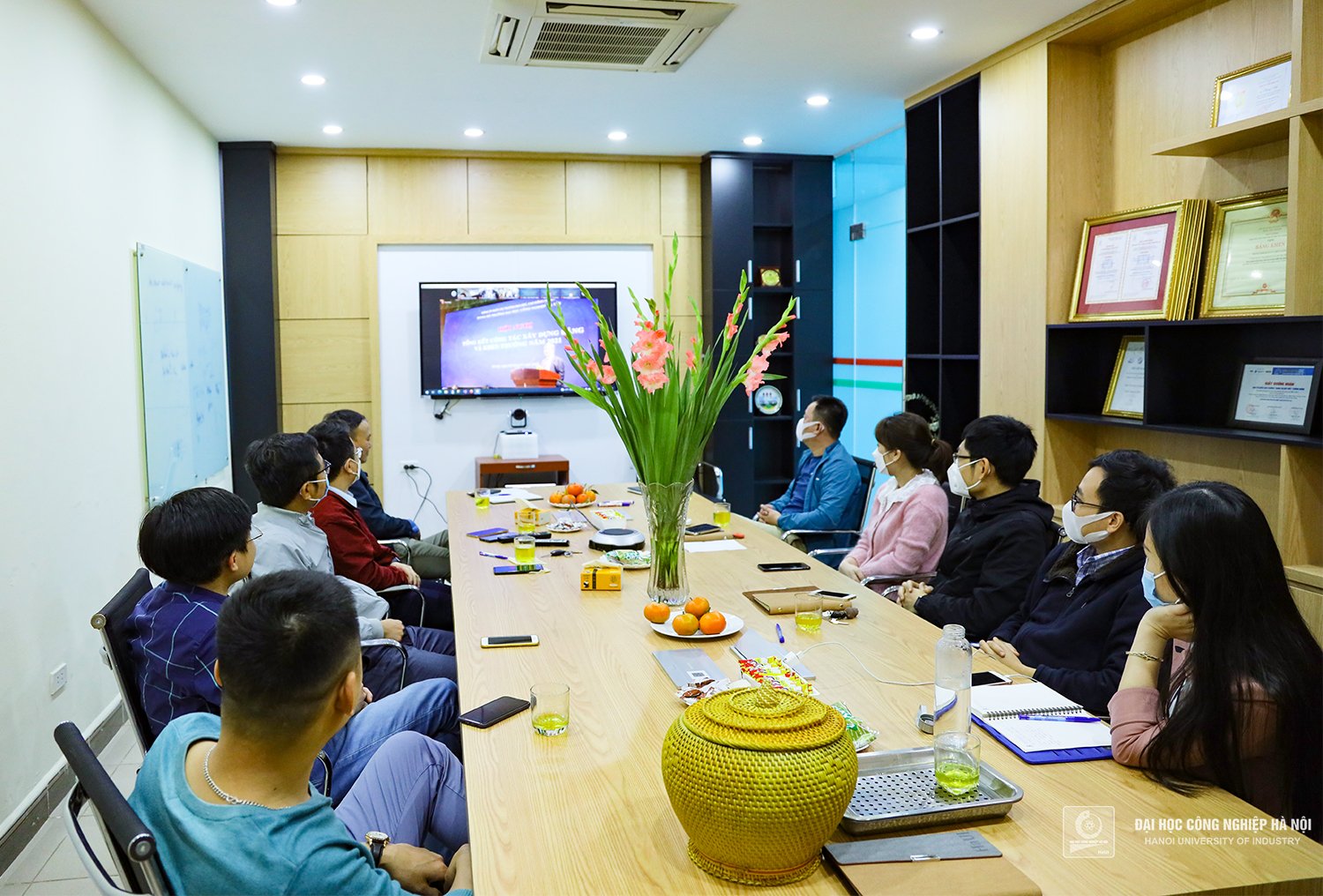 Conference on implementing the Resolution of the 13th National Party Congress; Summary of Party building and rewards in 2021