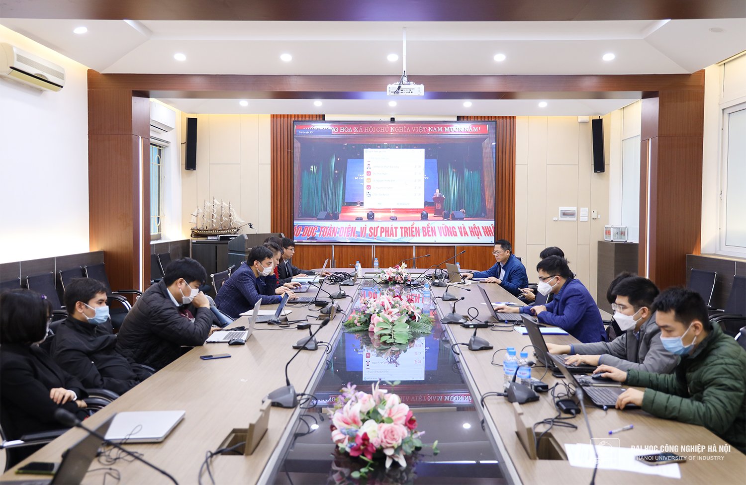 Conference on implementing the Resolution of the 13th National Party Congress; Summary of Party building and rewards in 2021