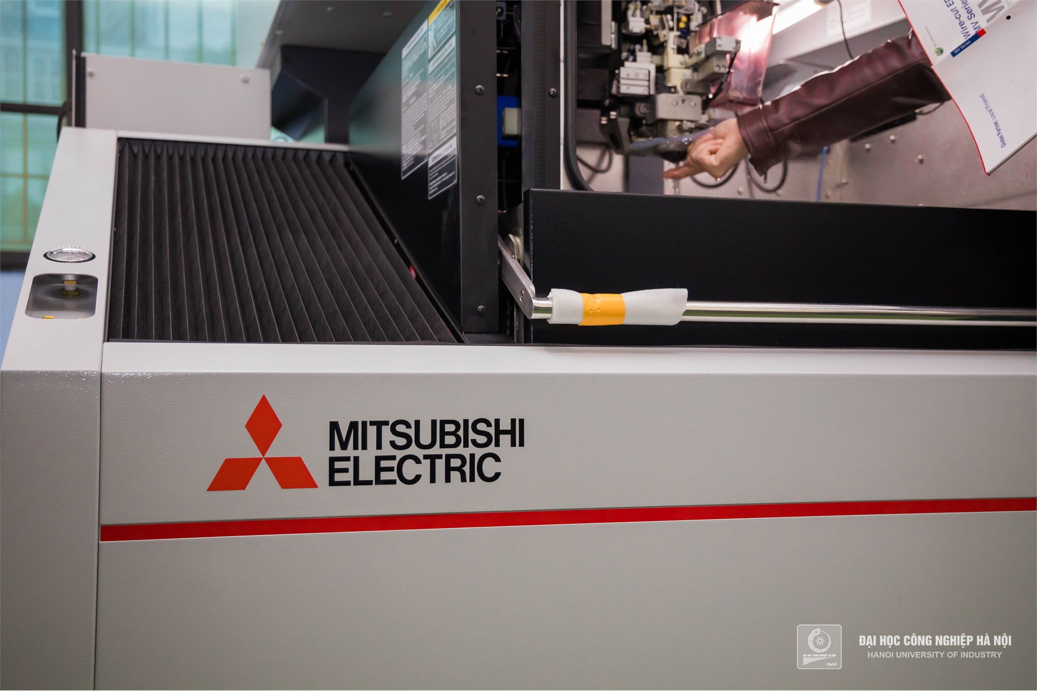 Mitsubishi Electric Vietnam handed over wire-cut EDM to HaUI