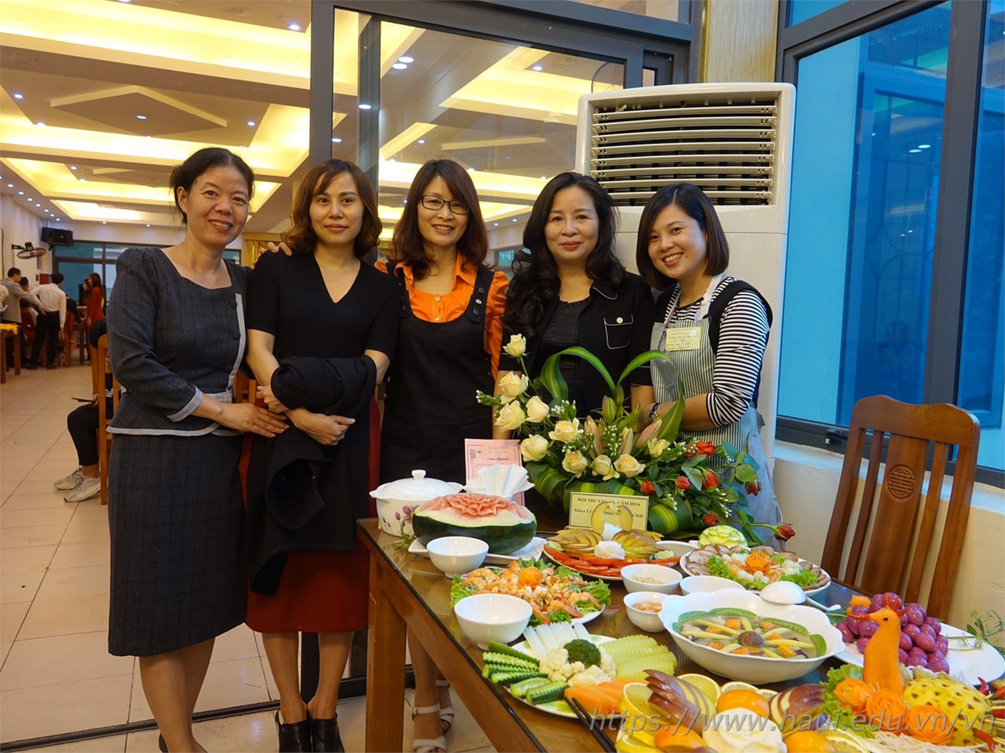 Rực rỡ và hấp dẫn tại Hội thi cắm hoa, nấu ăn, chào mừng kỷ niệm 90 năm ngày thành lập Hội liên hiệp Phụ nữ Việt Nam