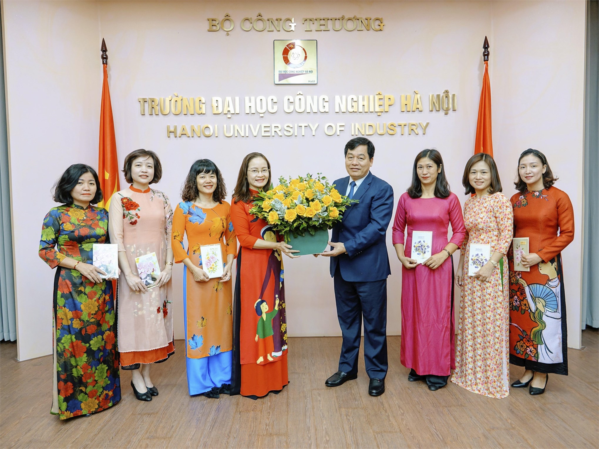 Hiệu trưởng gặp mặt Ban nữ công nhân ngày thành lập Hội Liên hiệp Phụ nữ Việt Nam 20/10
