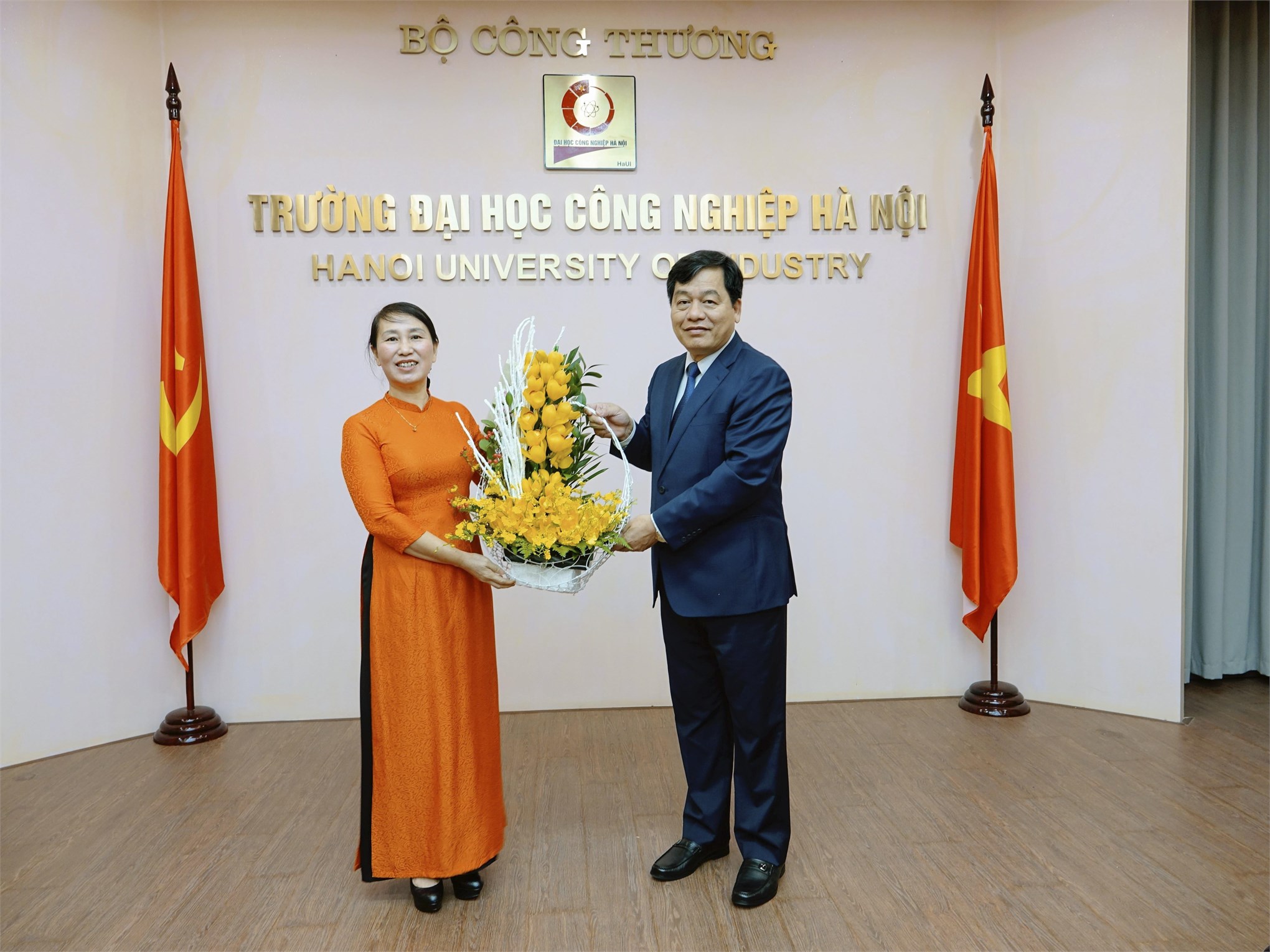 Hiệu trưởng gặp mặt Ban nữ công nhân ngày thành lập Hội Liên hiệp Phụ nữ Việt Nam 20/10