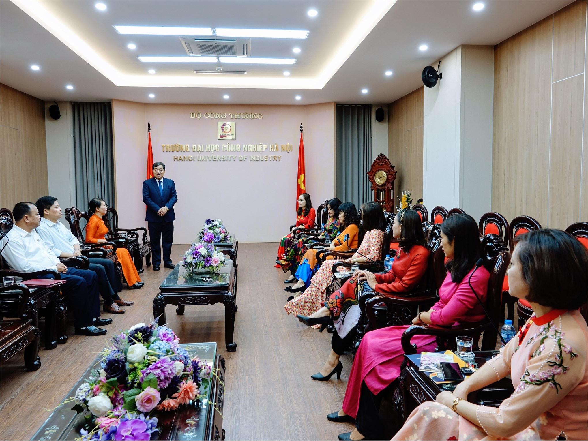 Hiệu trưởng gặp mặt Ban nữ công nhân ngày thành lập Hội Liên hiệp Phụ nữ Việt Nam 20/10