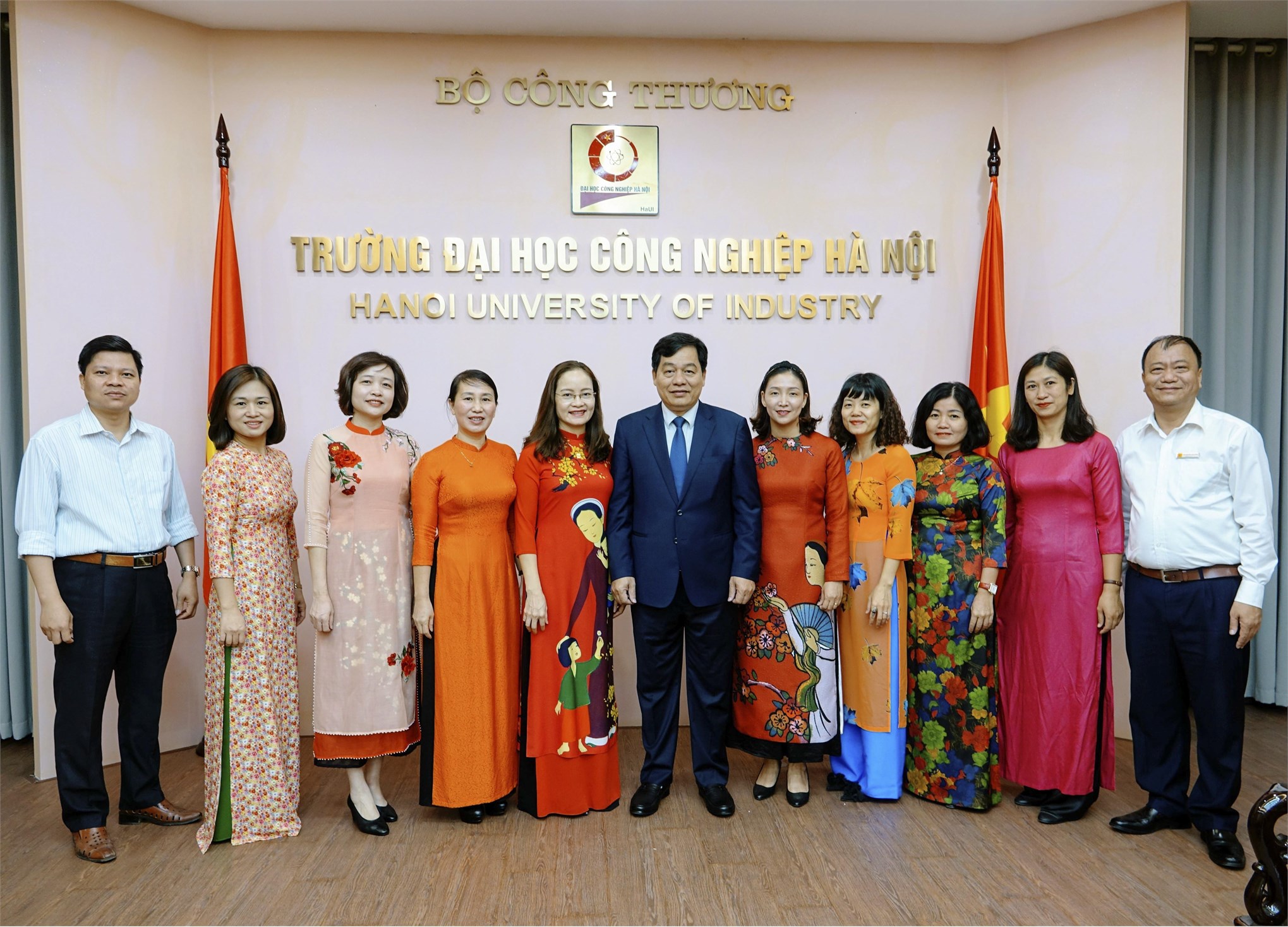 Hiệu trưởng gặp mặt Ban nữ công nhân ngày thành lập Hội Liên hiệp Phụ nữ Việt Nam 20/10