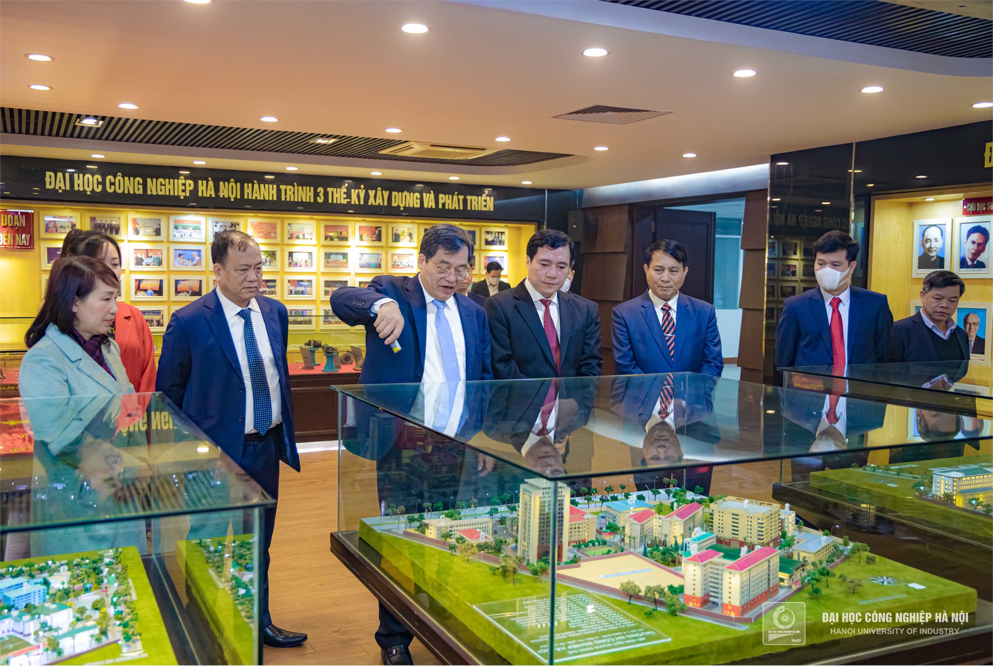 The Announcement of the Resolution to recognize the University Council, the Resolution to appoint to the position of Vice-President and to establish the School of Languages and Tourism