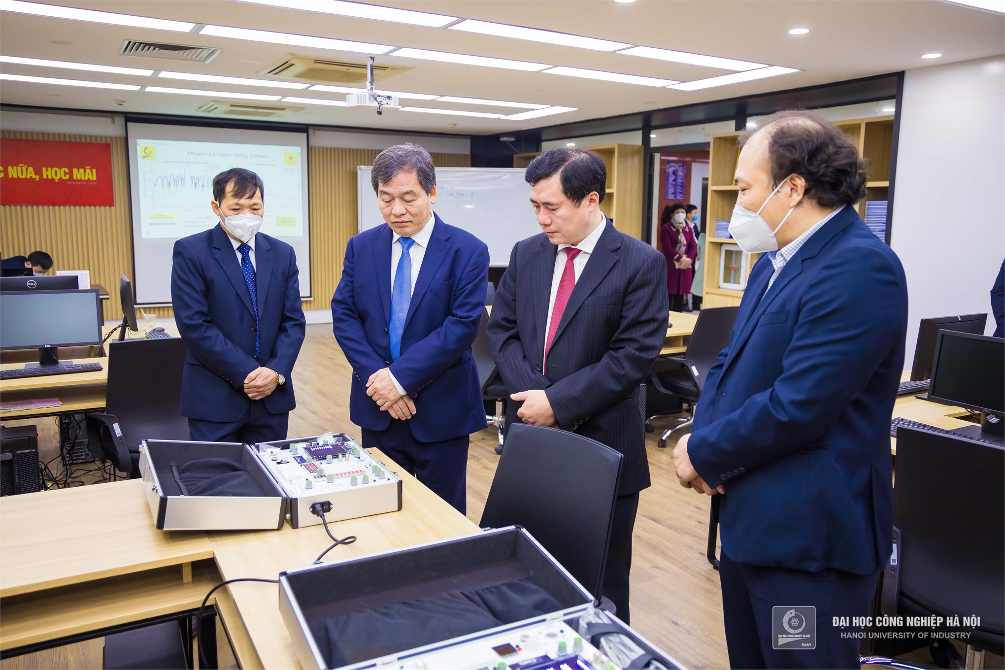 The Announcement of the Resolution to recognize the University Council, the Resolution to appoint to the position of Vice-President and to establish the School of Languages and Tourism