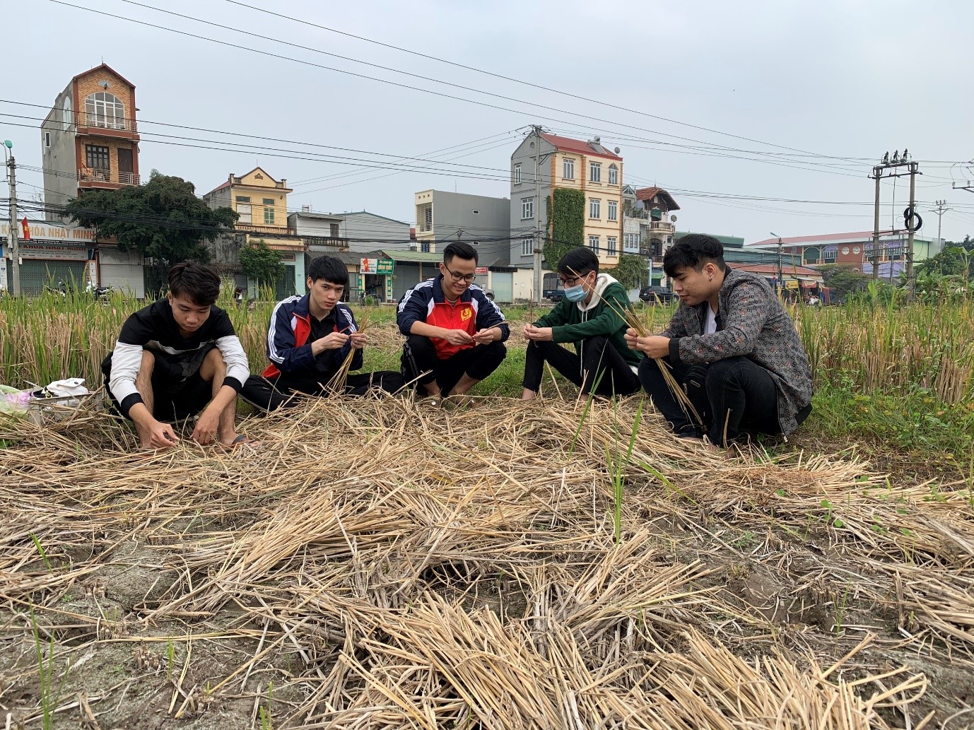 Research on cellulose denatured from straw to adsorbate gasoline in water