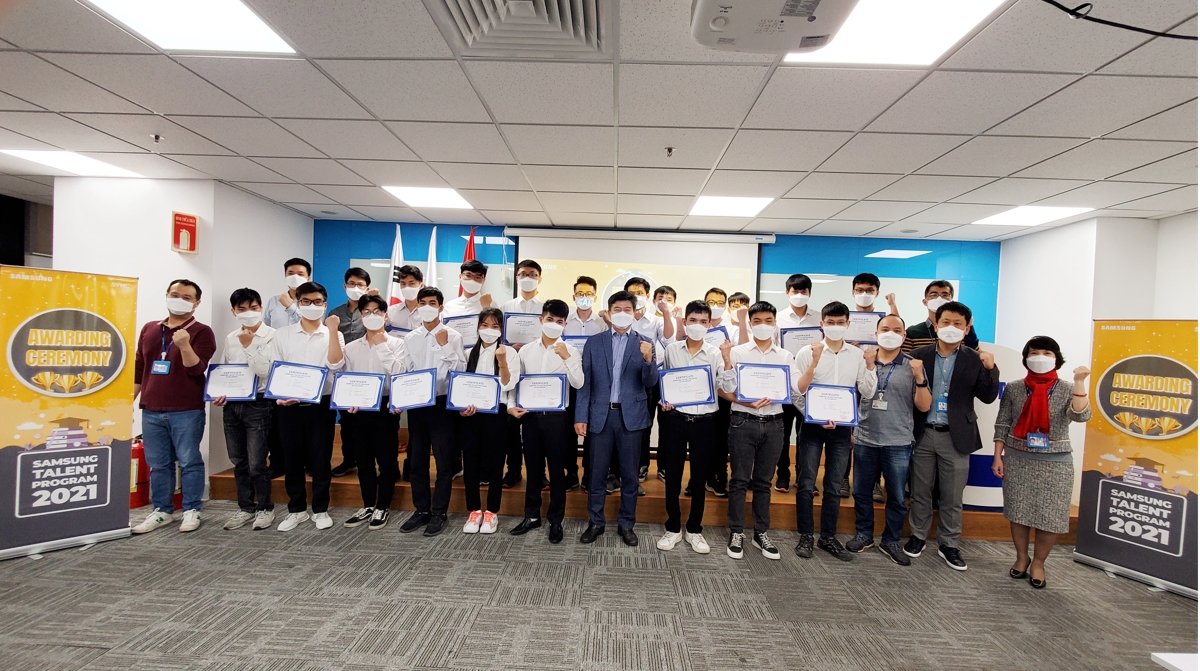 HaUI students receive Samsung Talent Program 2021
