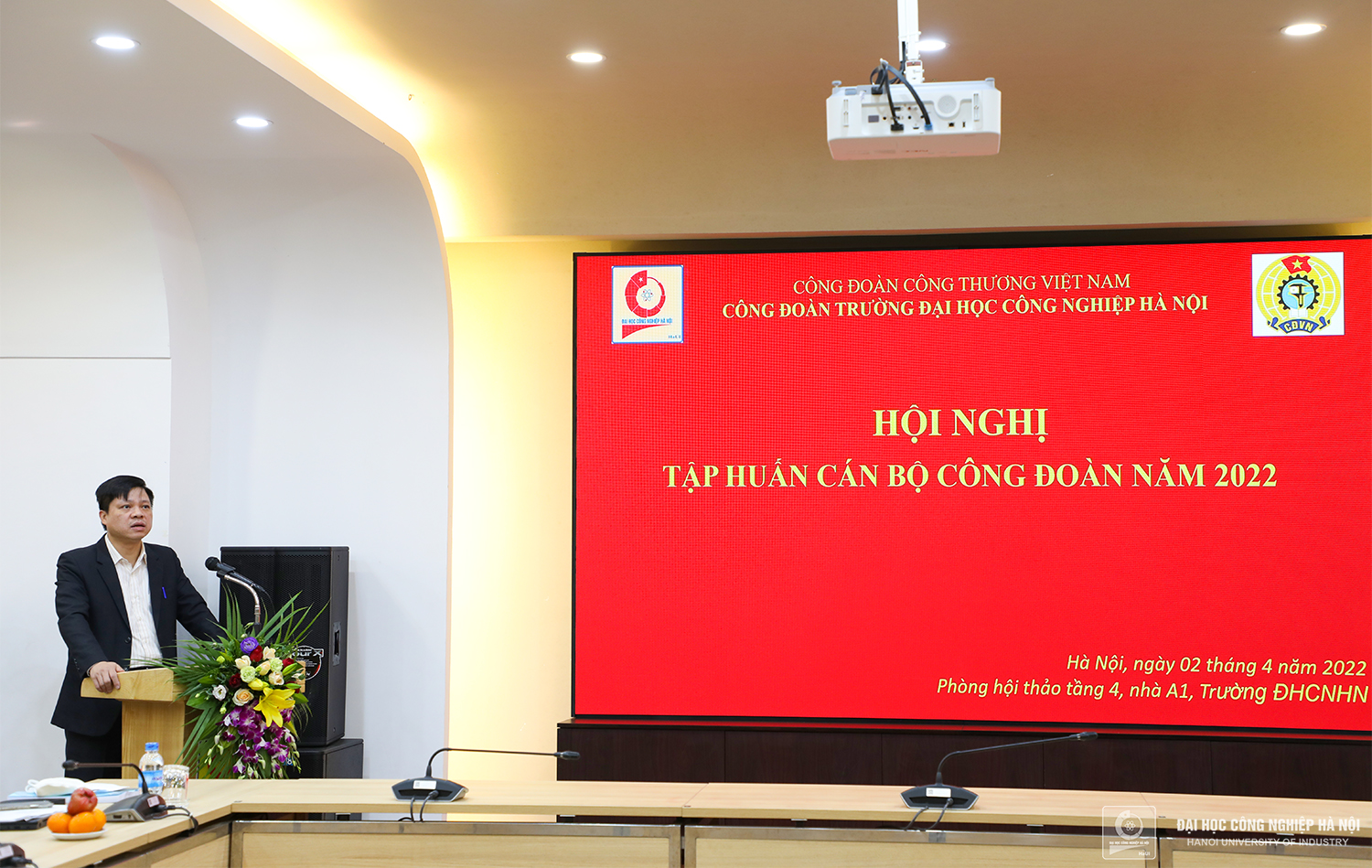 Đồng chí Phạm Văn Đông - Chủ tịch Công đoàn trường phát biểu tại Hội nghị tập huấn Công đoàn năm 2022