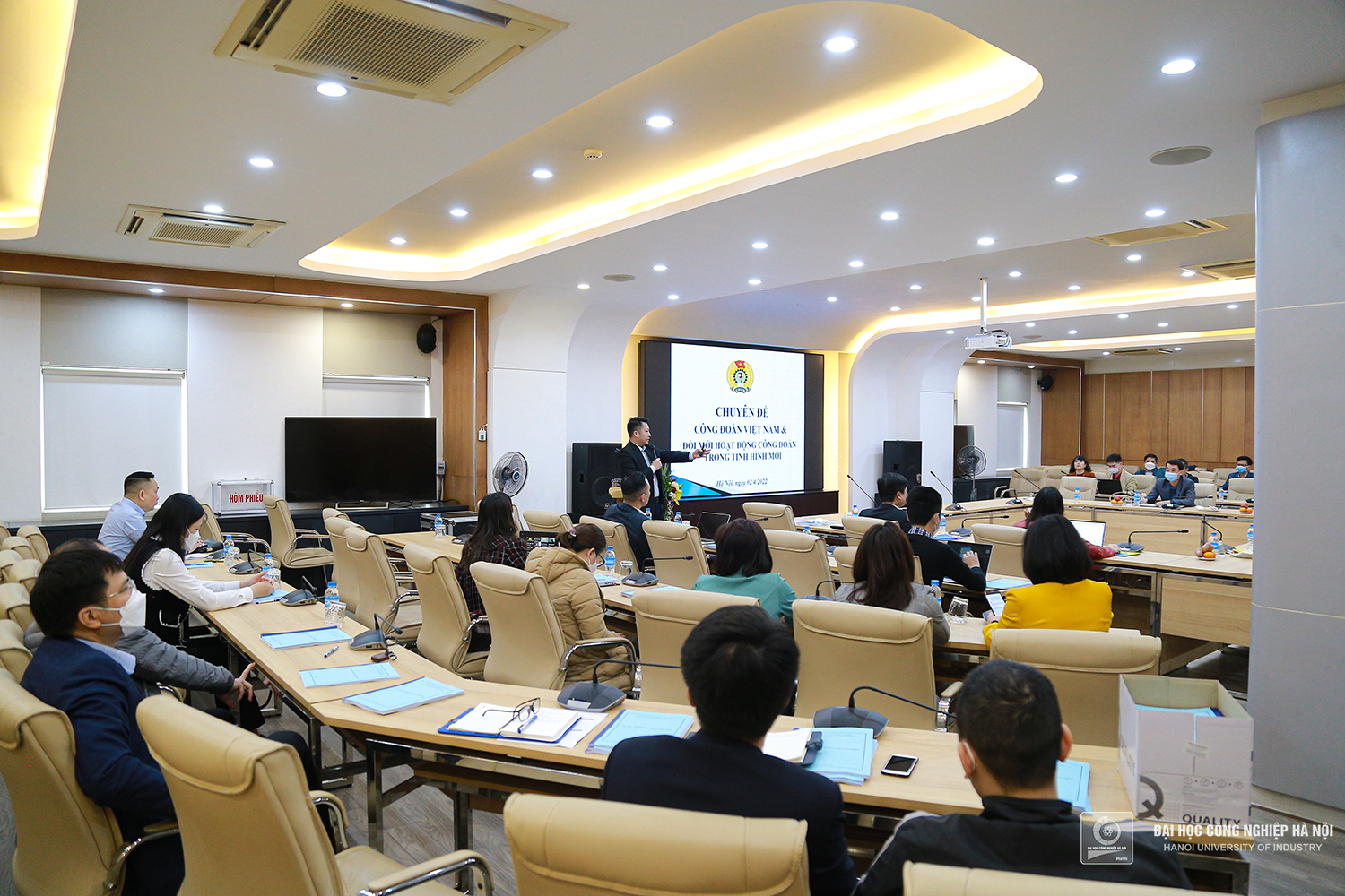 Đồng chí Vũ Thanh Thái - Phó Trưởng ban Tuyên giáo - Nữ công, Công đoàn Công Thương Việt Nam giới thiệu chuyên đề tại Hội nghị tập huấn 