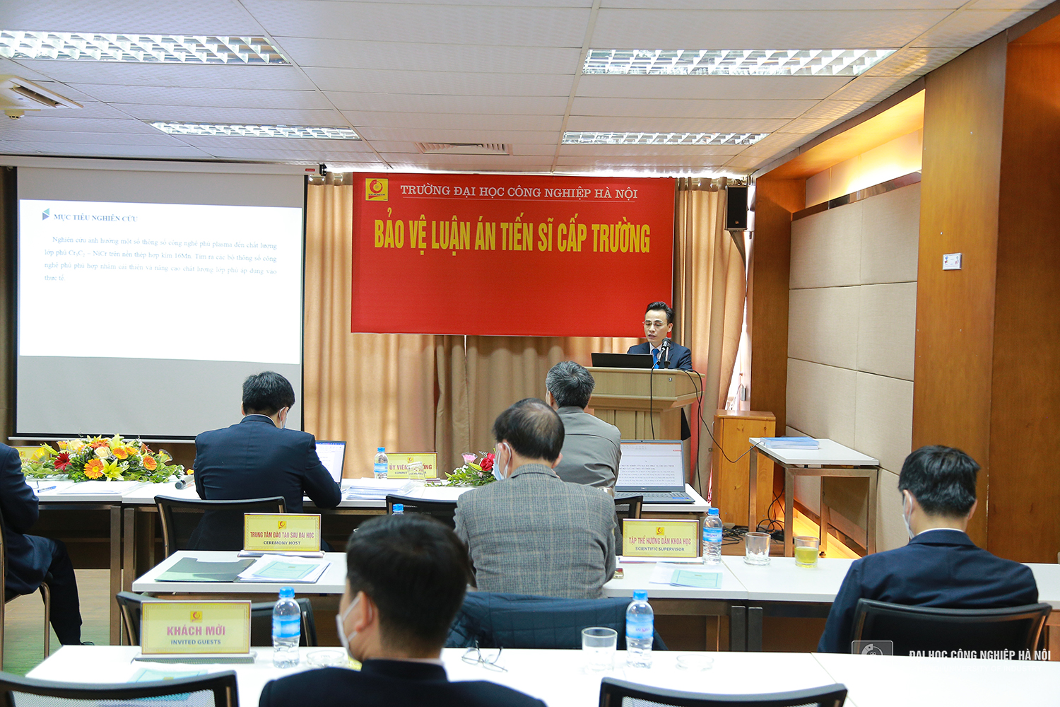 NCS Đặng Xuân Thao trình bày tại buổi bảo vệ Luận án