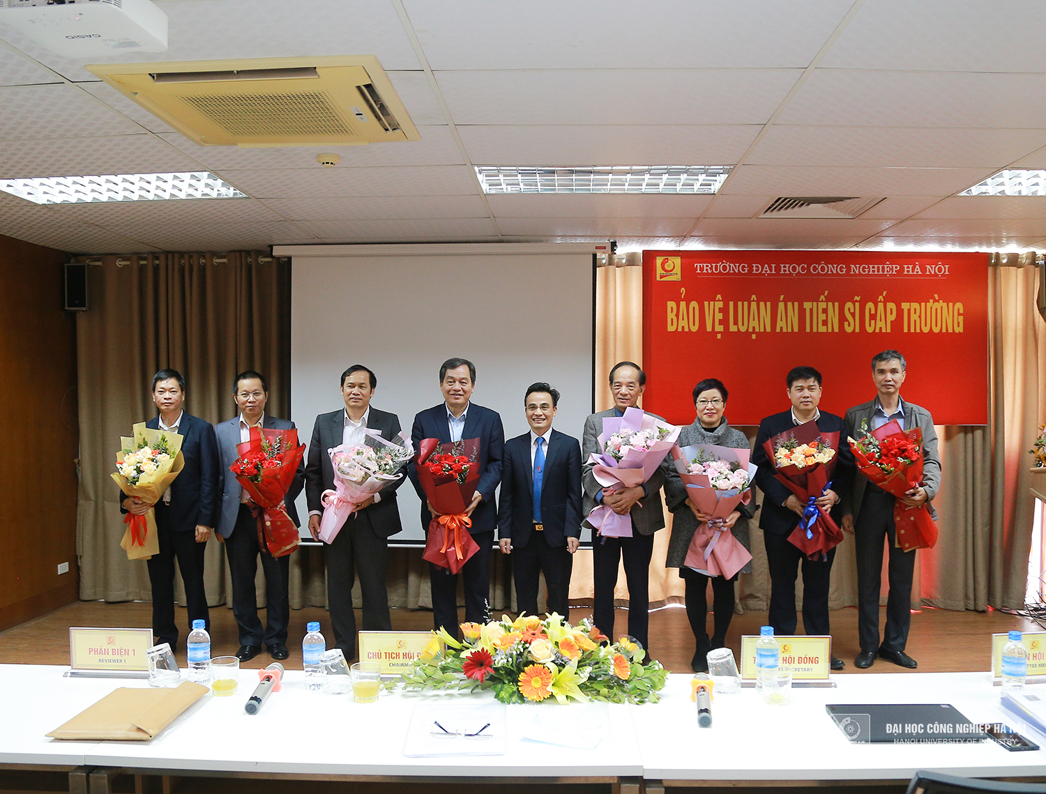 Hội đồng chúc mừng NCS Đặng Xuân Thao bảo vệ thành công Luận án Tiến sĩ cấp trường 