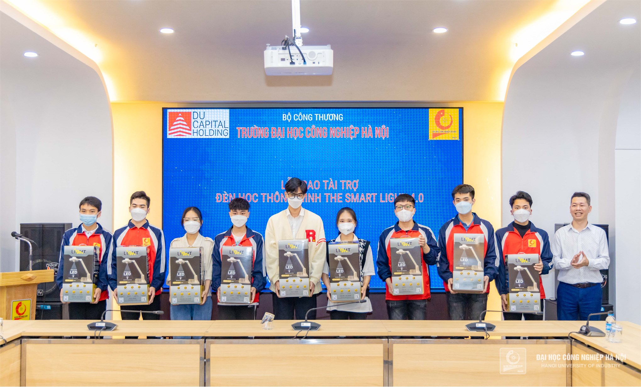 DUCAPITAL Holding presents smart desk lamps to students of Hanoi University of Industry