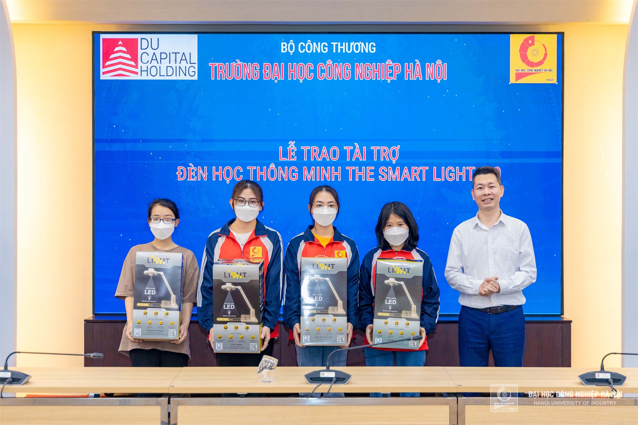 DUCAPITAL Holding presents smart desk lamps to students of Hanoi University of Industry