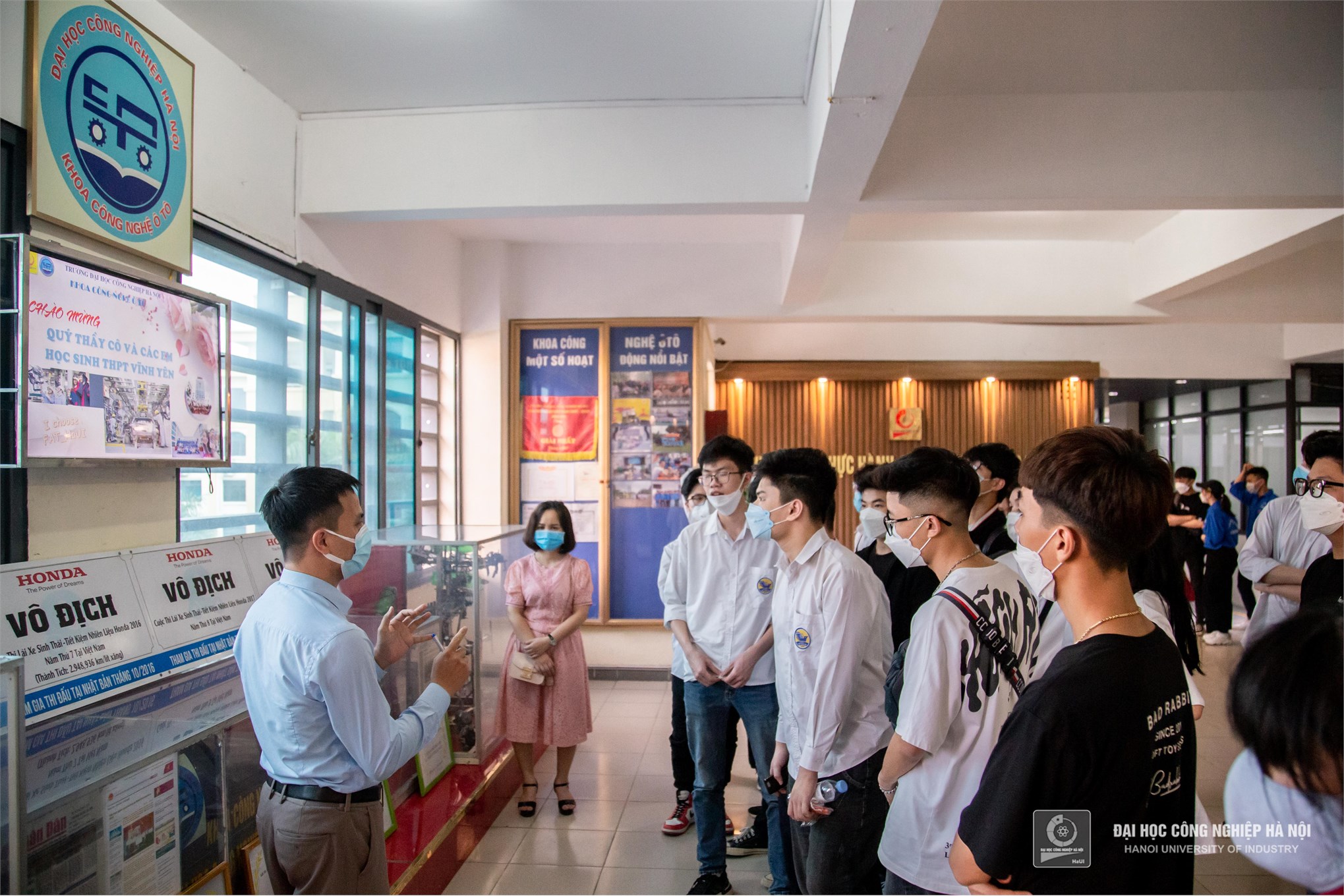 Đoàn giáo viên, học sinh trường THPT Vĩnh Yên tham quan và tìm hiểu về Đại học Công nghiệp Hà Nội