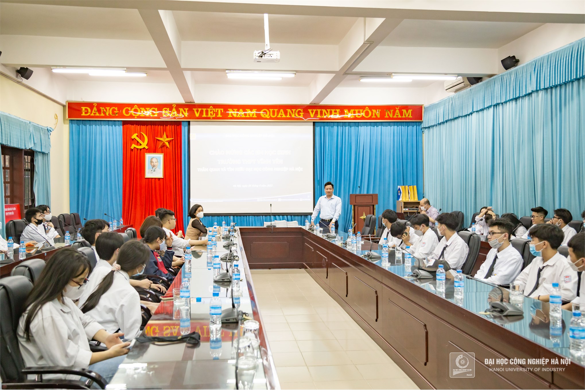 Đoàn giáo viên, học sinh trường THPT Vĩnh Yên tham quan và tìm hiểu về Đại học Công nghiệp Hà Nội