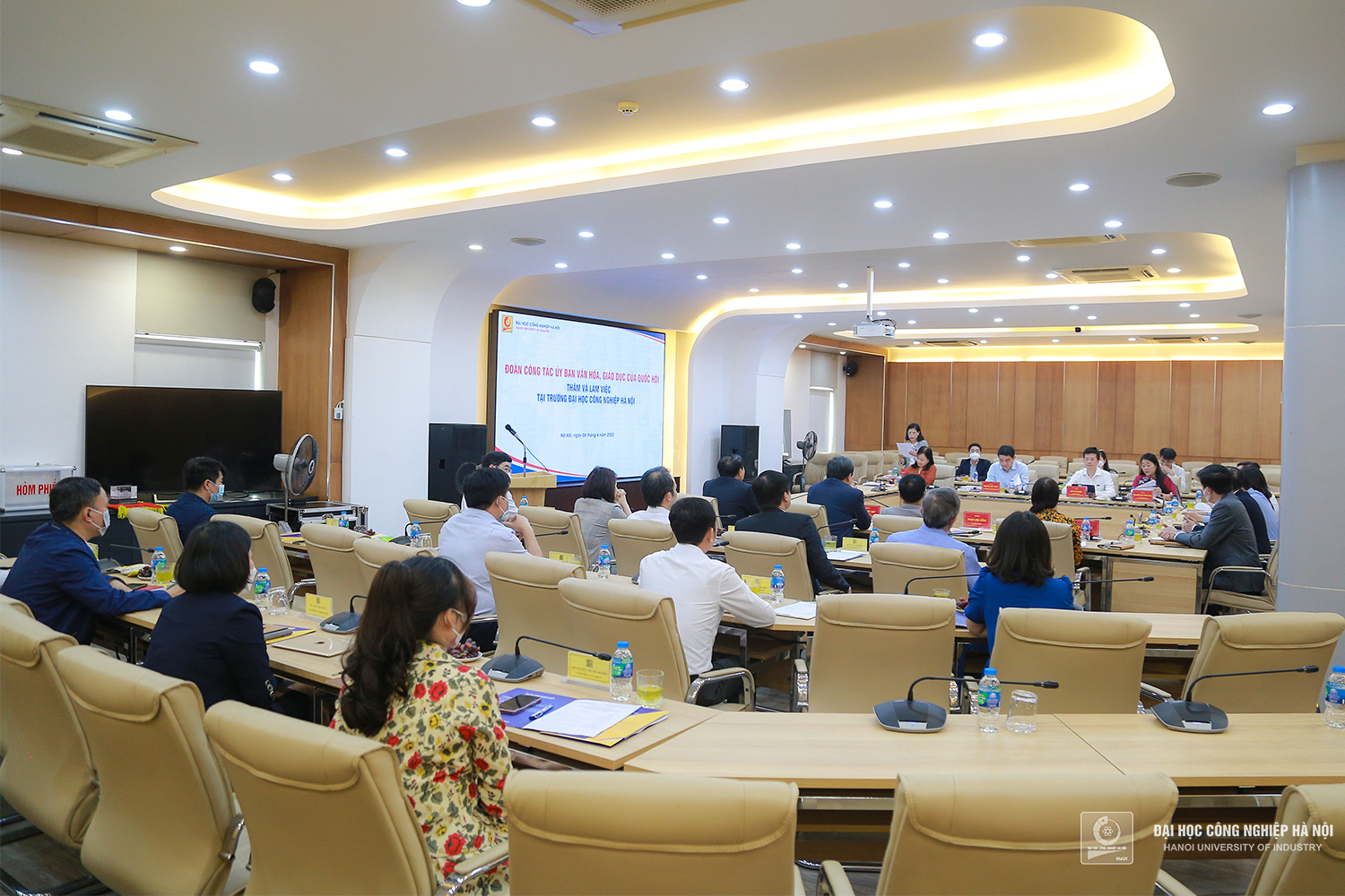 The delegation of the National Assembly's Committee for Culture and Education worked with Hanoi University of Industry