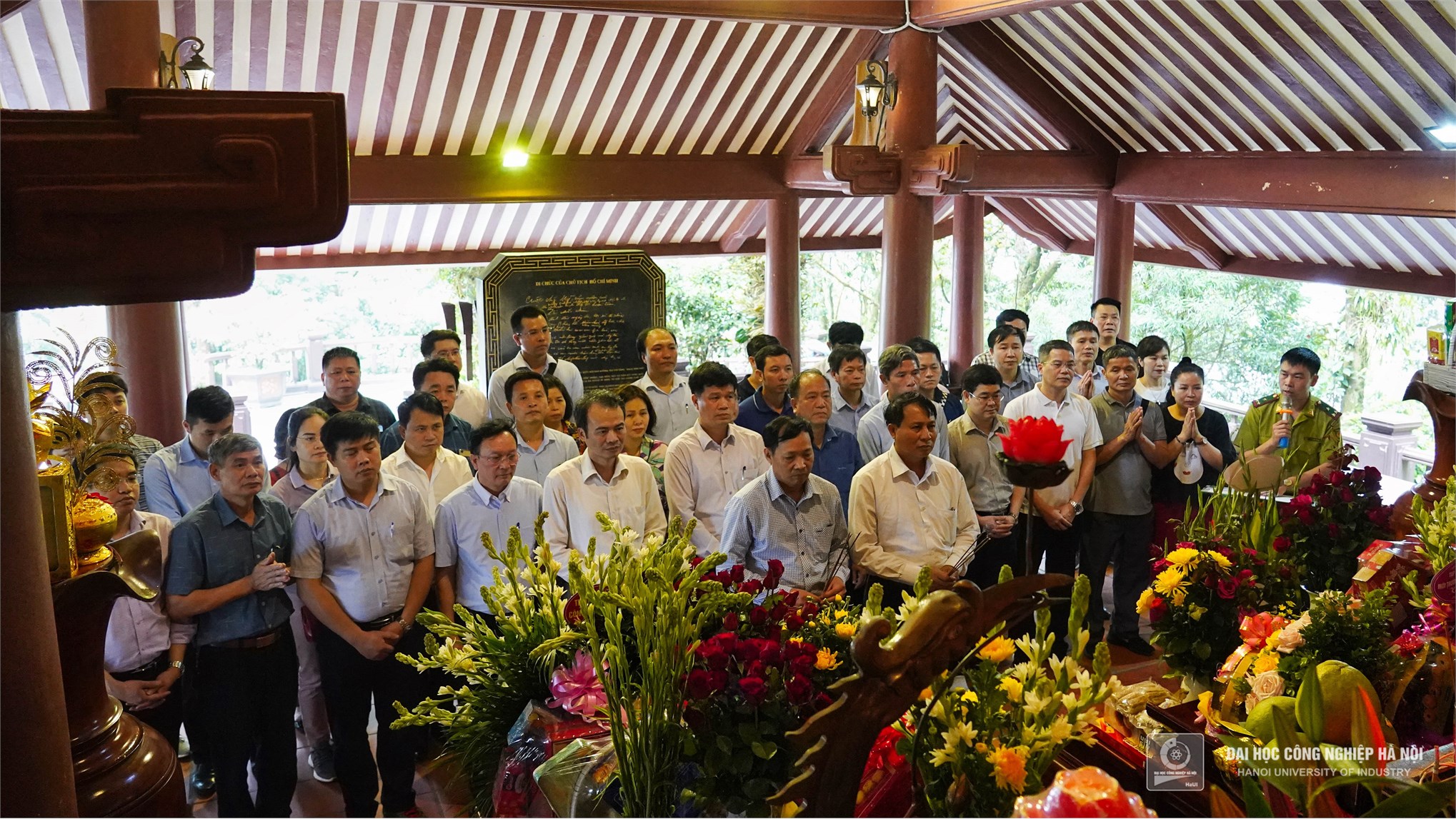 Đoàn cán bộ Trường Đại học Công nghiệp Hà Nội dâng hương tưởng niệm Chủ tịch Hồ Chí Minh tại Đền thờ Bác Hồ trên núi Ba Vì, Hà Nội.