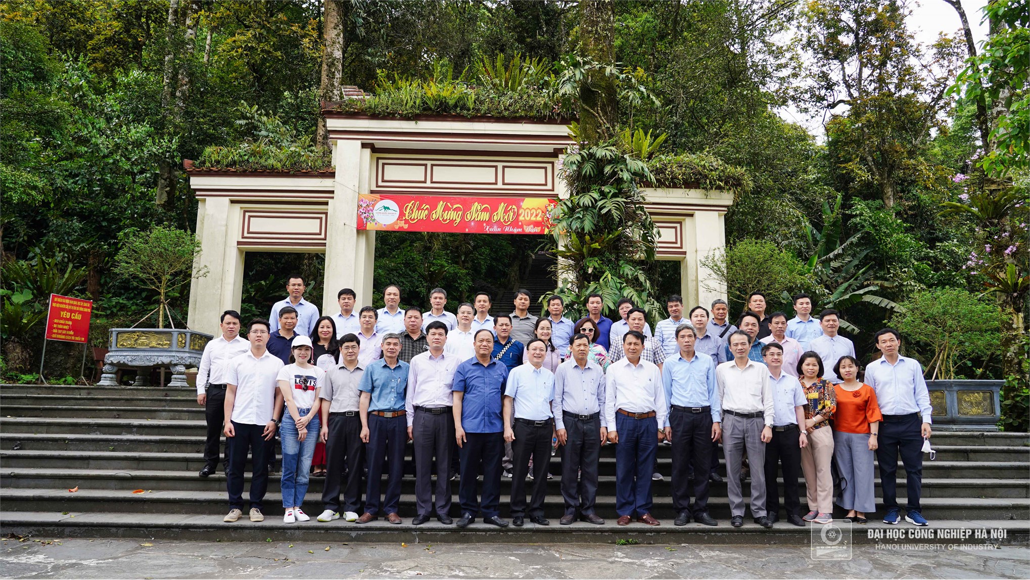 Đoàn cán bộ Đại học Công nghiệp Hà Nội dâng hương tại đền thờ Bác Hồ trên núi Ba Vì, Hà Nội
