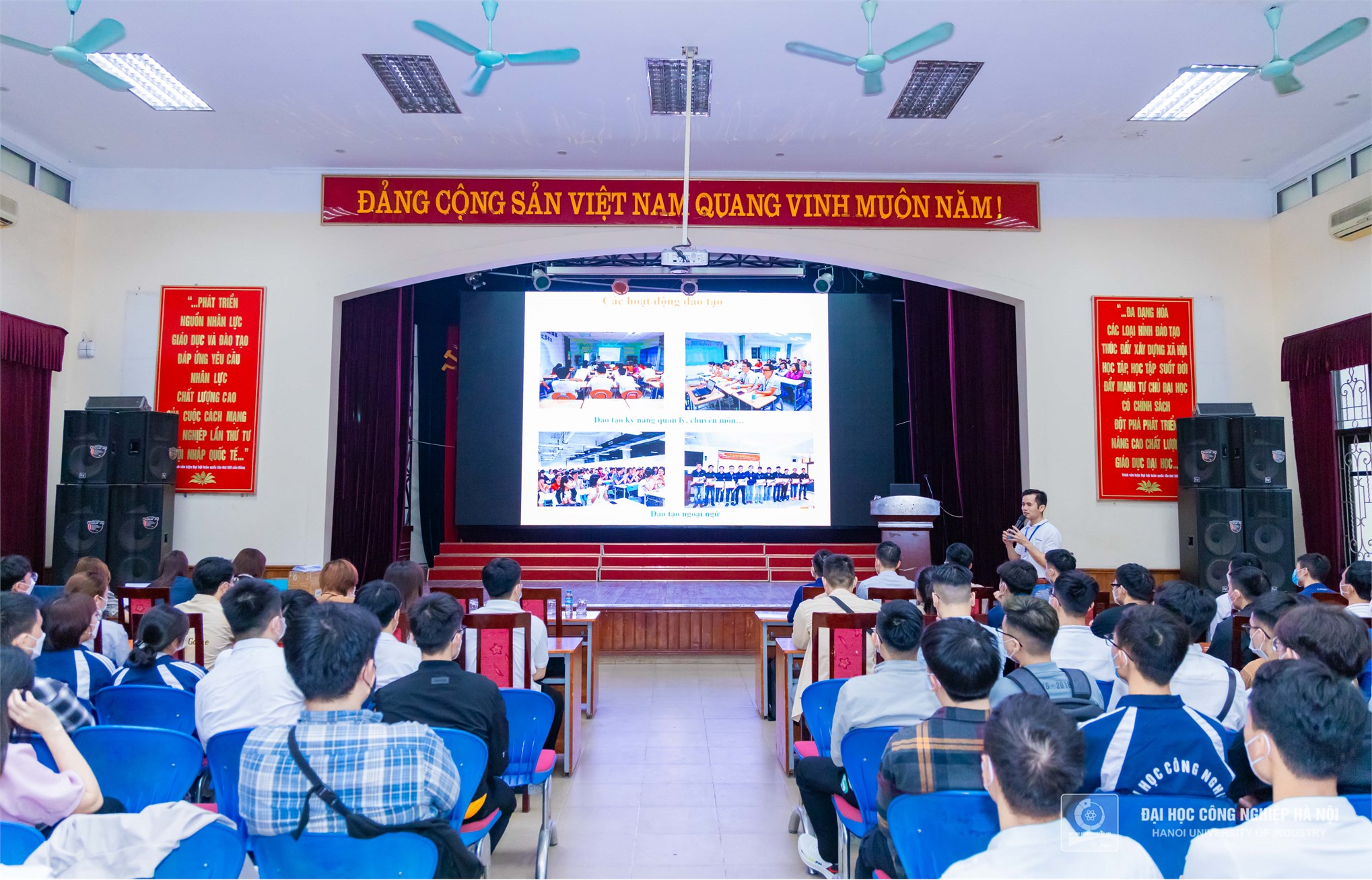 Sinh viên tham gia hội thảo tuyển dụng của Tập đoàn Khoa học kỹ thuật Hồng Hải (Foxconn)