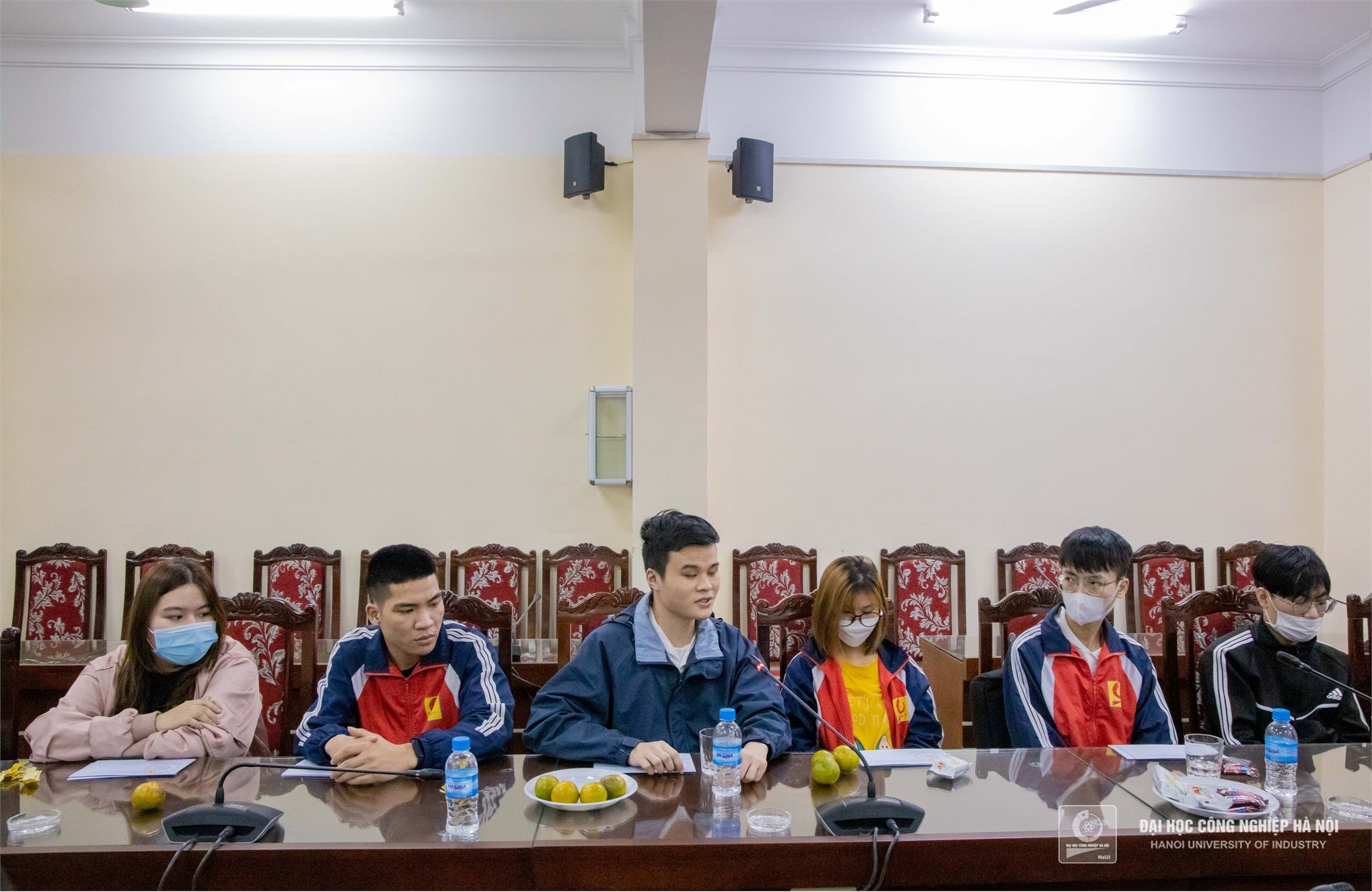 Sinh viên Nguyễn Minh Tuân – lớp Hệ thống thông tin 2, K16 chia sẻ tại buổi gặp mặt
