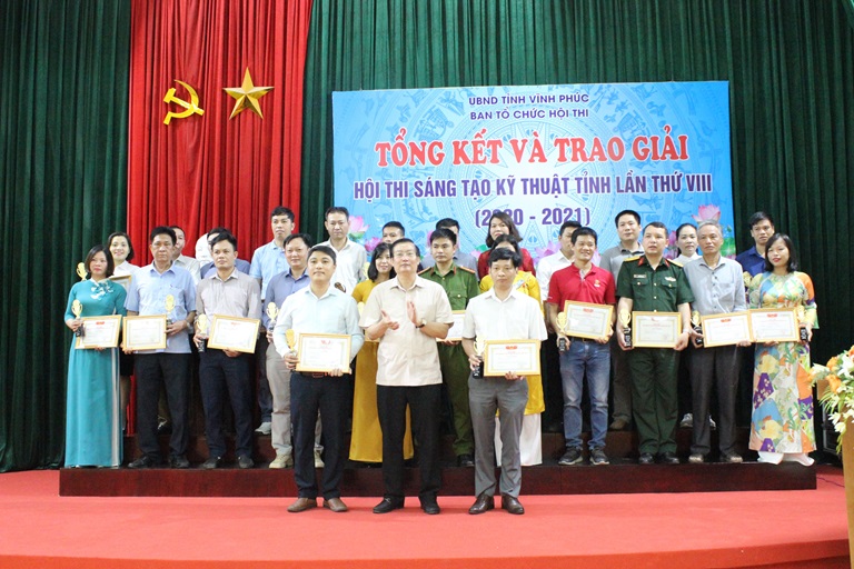 Chủ tịch Ủy ban MTTQ tỉnh Nguyễn Tuấn Khanh trao giải Nhất cho đại diện nhóm tác giả của Viện Công nghệ HaUI (Đại học Công nghiệp Hà Nội và Công ty cổ phần Prime Đại Việt). Ảnh: Kim Ly