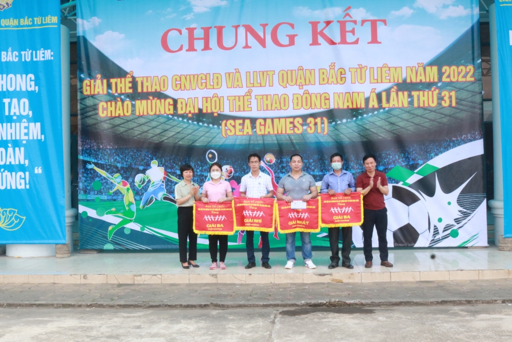 Quận Bắc Từ Liêm trao giải kéo co cho khối phường.