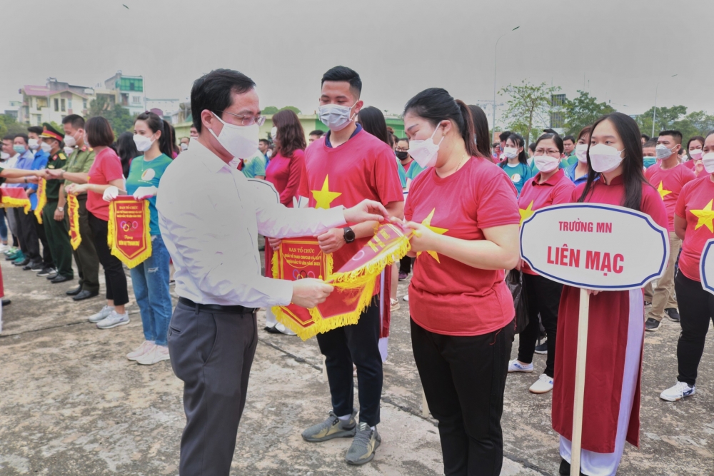 Chủ Tịch LĐLĐ quận Bắc Từ Liêm Hà Văn Hải trao cờ lưu niệm cho các đội thi.
