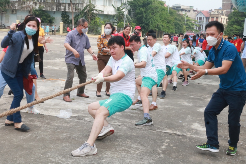 Phần thi kéo co diễn ra sôi nổi.