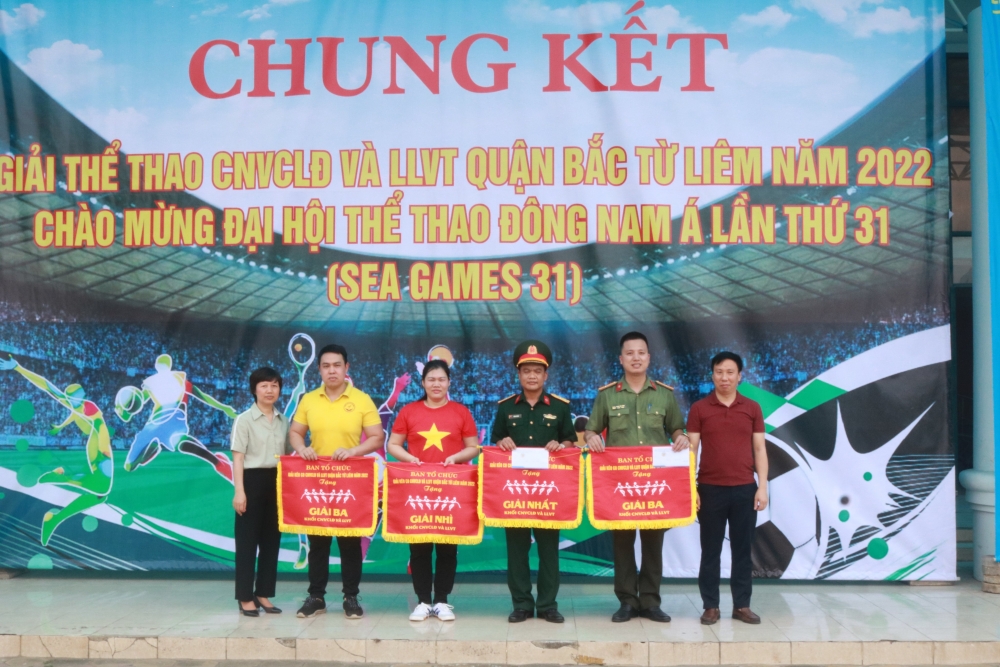 Trao giải cho các đội thi.