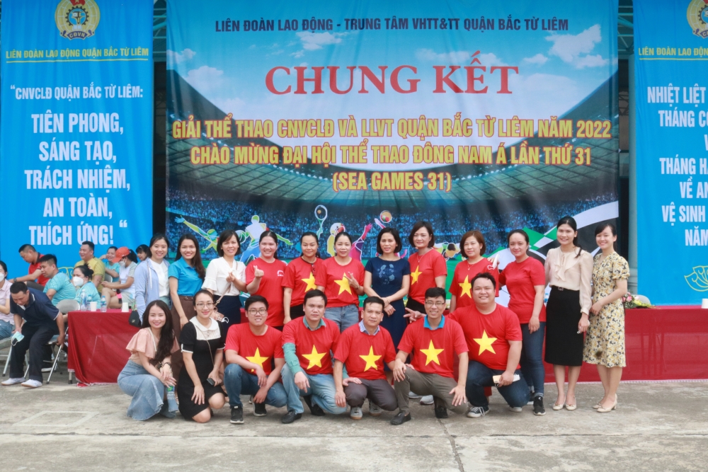 Các đội chụp ảnh lưu niệm sau phần thi kéo co.