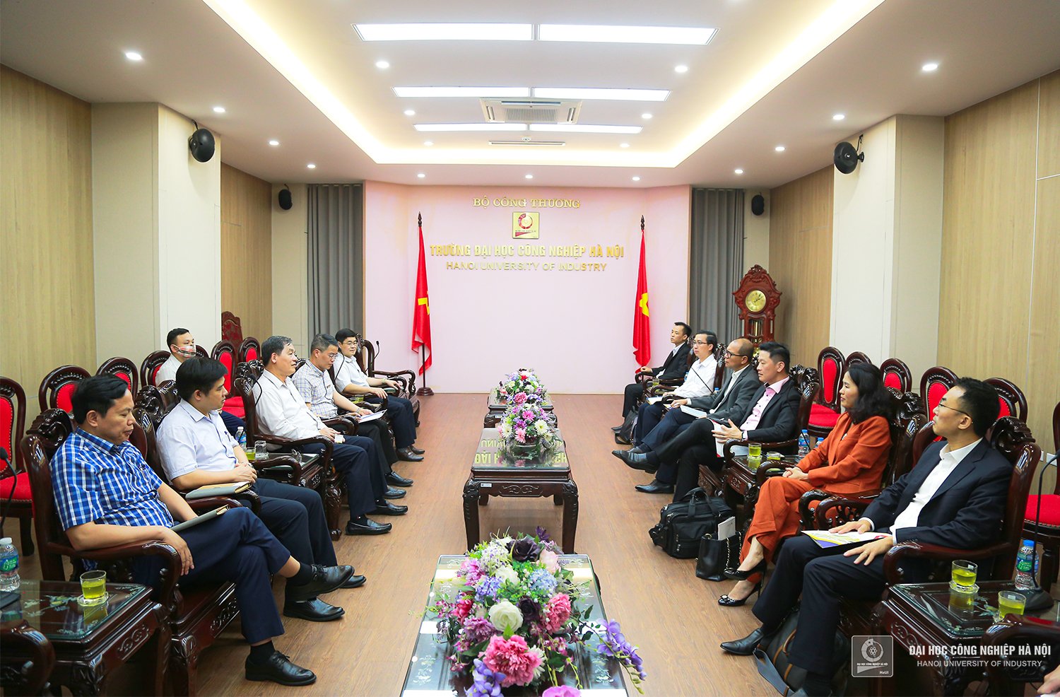 Siemens Digital Industries Software Company, Vietbay and ESTEC paid a working visit to Hanoi University of Industry