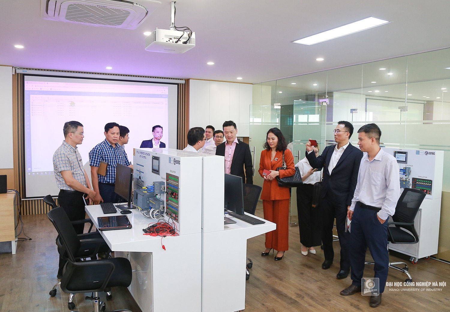 Siemens Digital Industries Software Company, Vietbay and ESTEC paid a working visit to Hanoi University of Industry