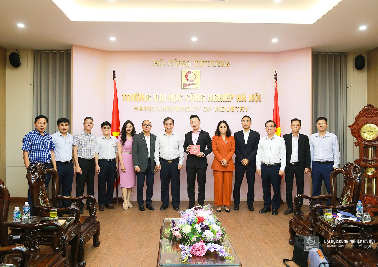 Siemens Digital Industries Software Company, Vietbay and ESTEC paid a working visit to Hanoi University of Industry