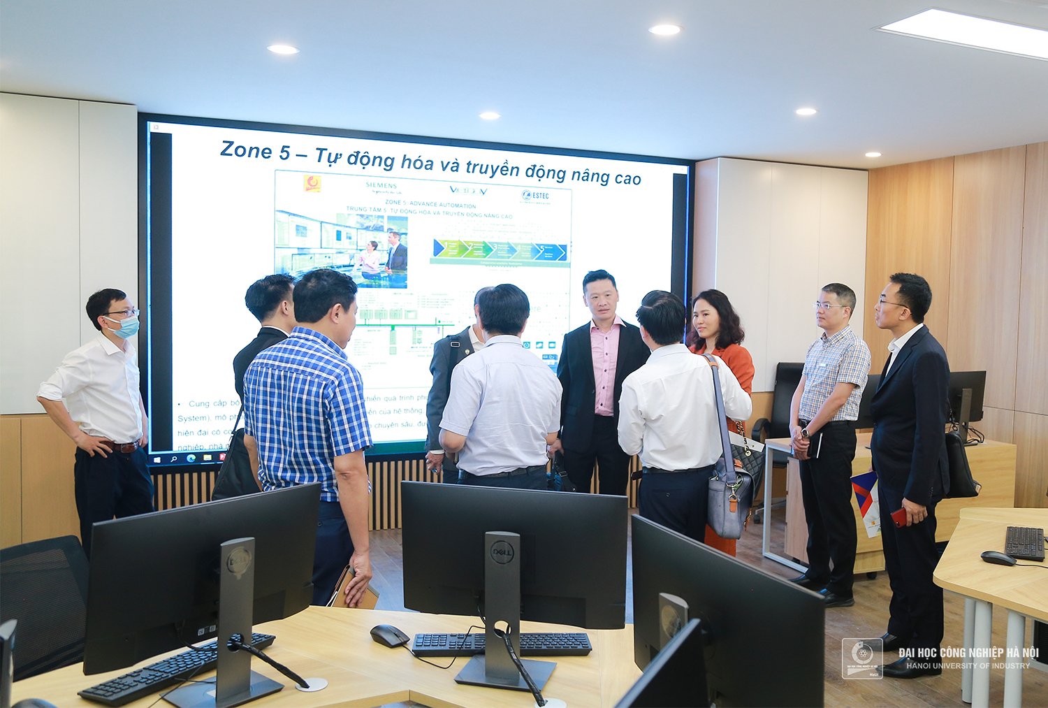 Siemens Digital Industries Software Company, Vietbay and ESTEC paid a working visit to Hanoi University of Industry