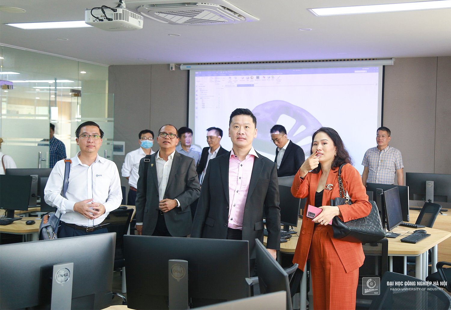 Siemens Digital Industries Software Company, Vietbay and ESTEC paid a working visit to Hanoi University of Industry