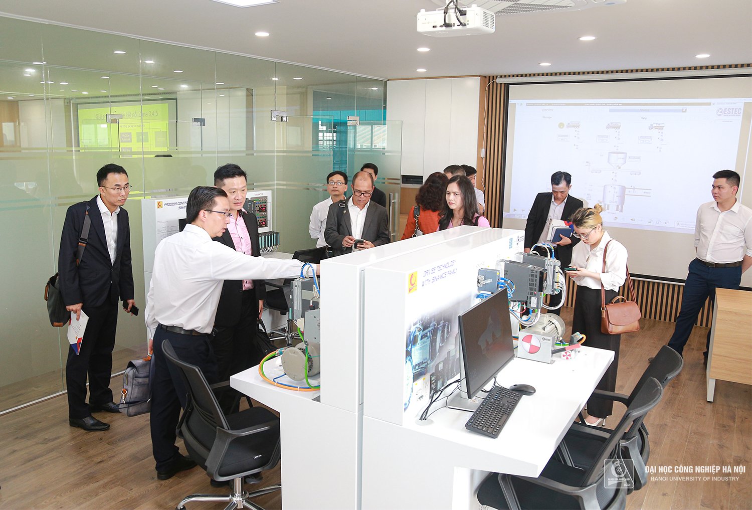 Siemens Digital Industries Software Company, Vietbay and ESTEC paid a working visit to Hanoi University of Industry