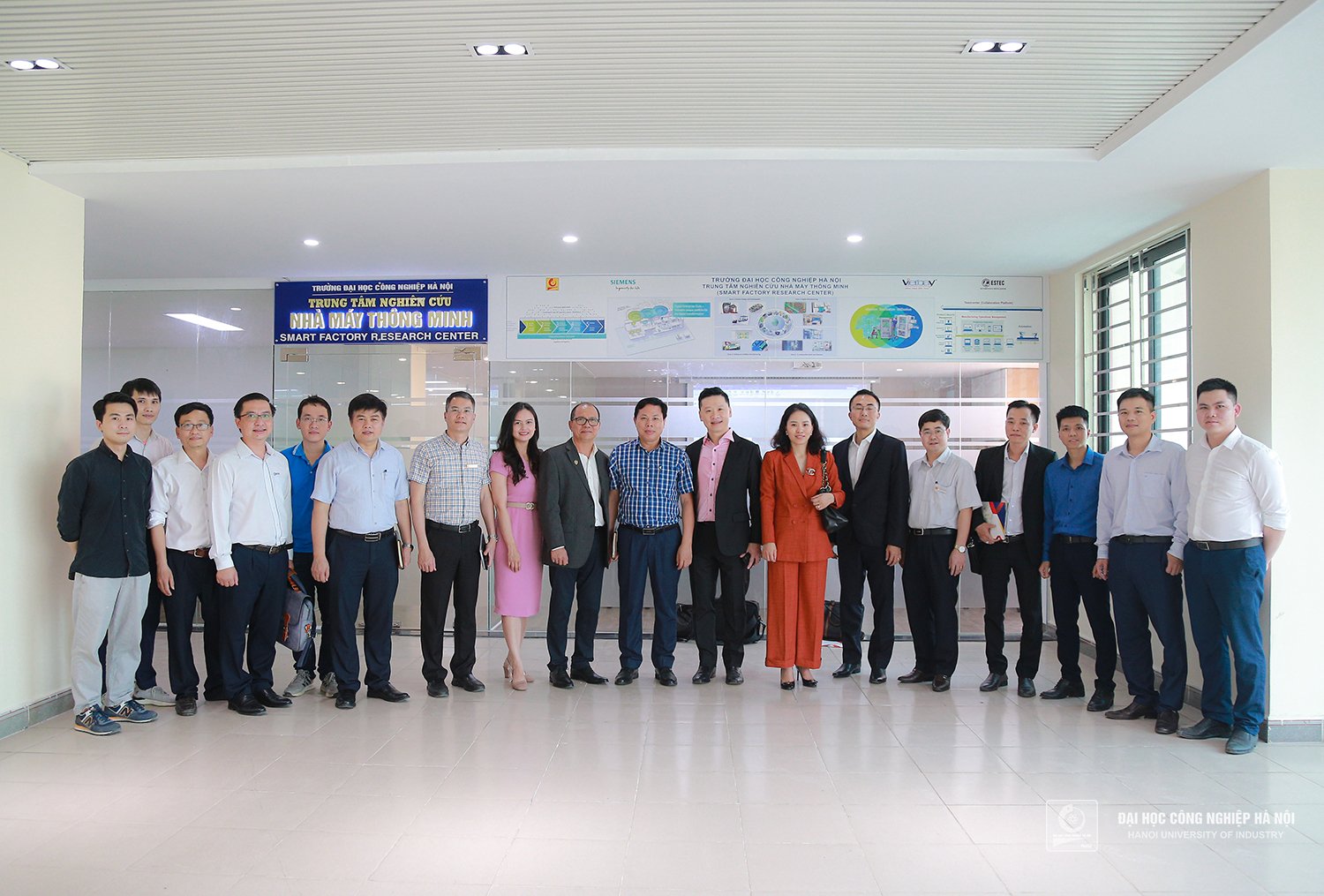 Siemens Digital Industries Software Company, Vietbay and ESTEC paid a working visit to Hanoi University of Industry