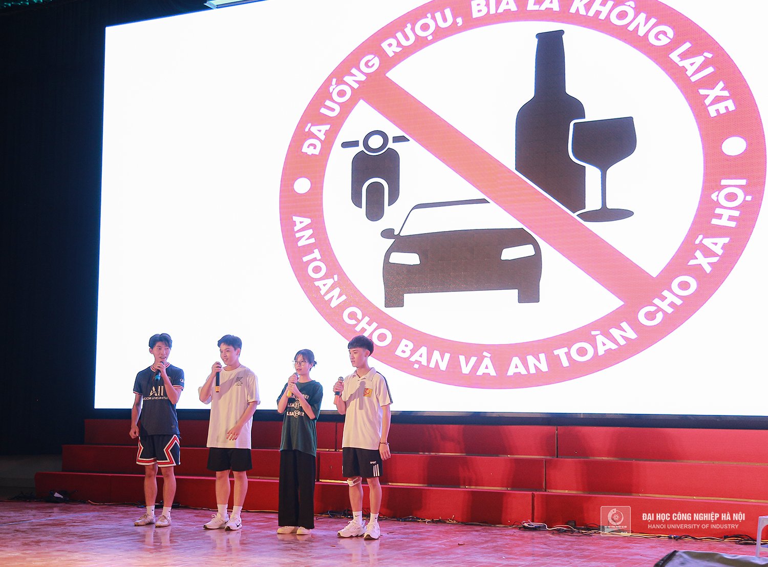 Thông điệp ý nghĩa của nhóm sinh viên trong phần thi tiểu phẩm “Đã uống rượu, bia là không lái xe. An toàn cho bạn và an toàn cho xã hội”
