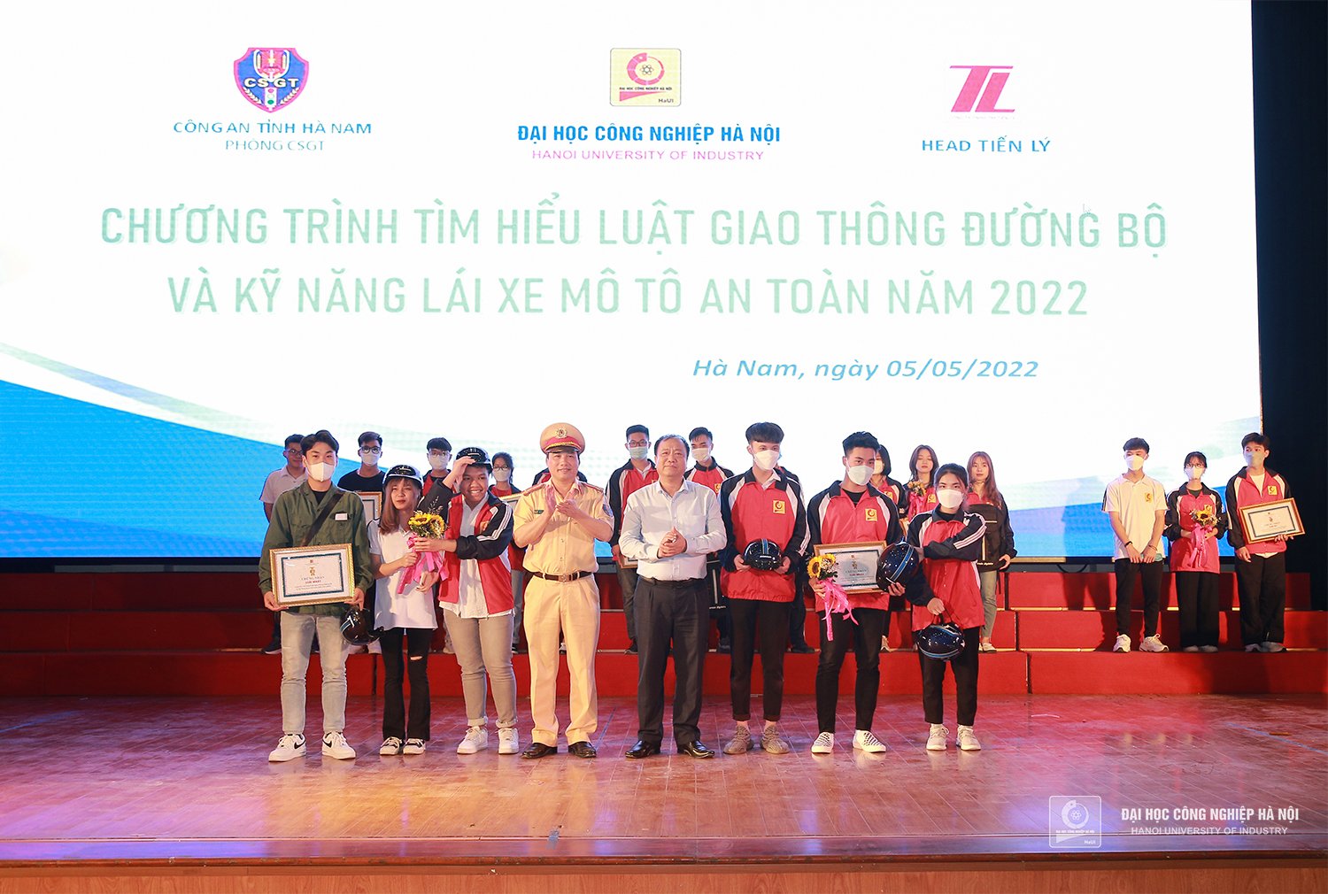 TS.Nguyễn Văn Thiện và Thượng tá Trần Quốc Huy trao giải Nhất cho hai đội thi: khoa Điện tử và khoa Công nghệ Thông tin