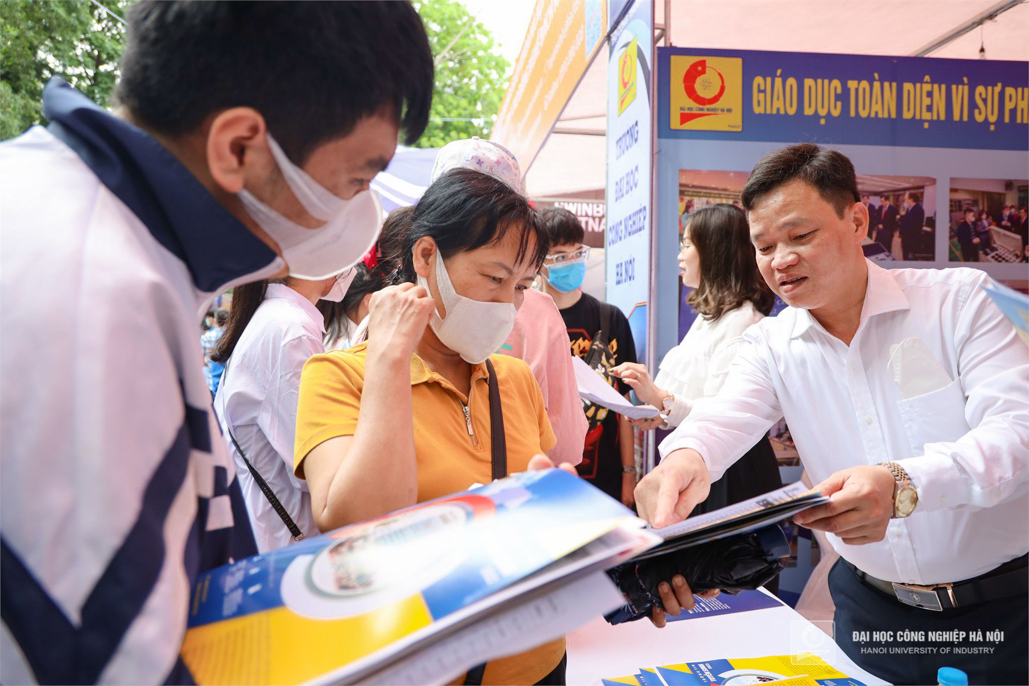 The Admission Consultation and Career Orientation Day 2022: the consultancy space of Hanoi University of Industry attracted over 14,000 visits