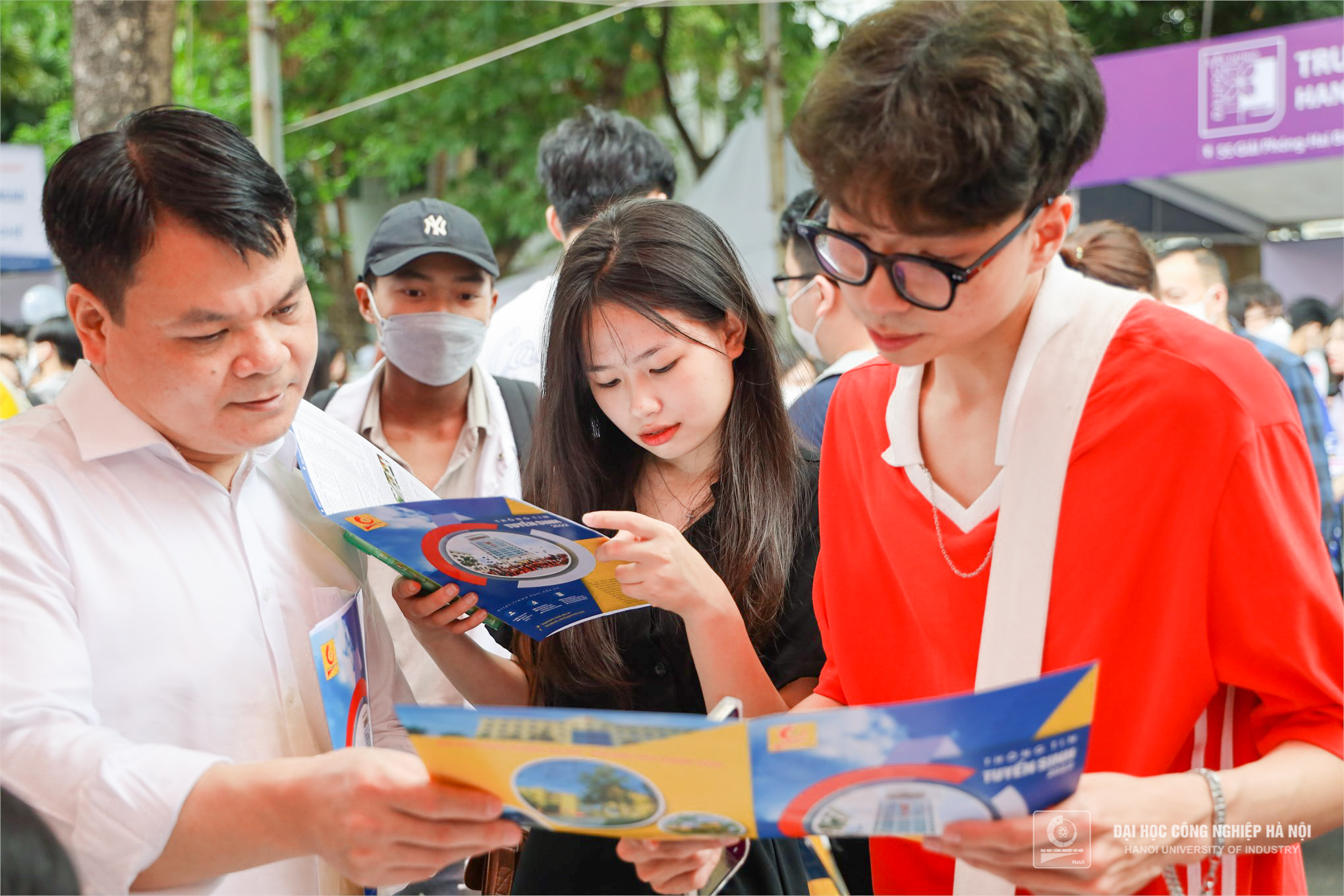 The Admission Consultation and Career Orientation Day 2022: the consultancy space of Hanoi University of Industry attracted over 14,000 visits