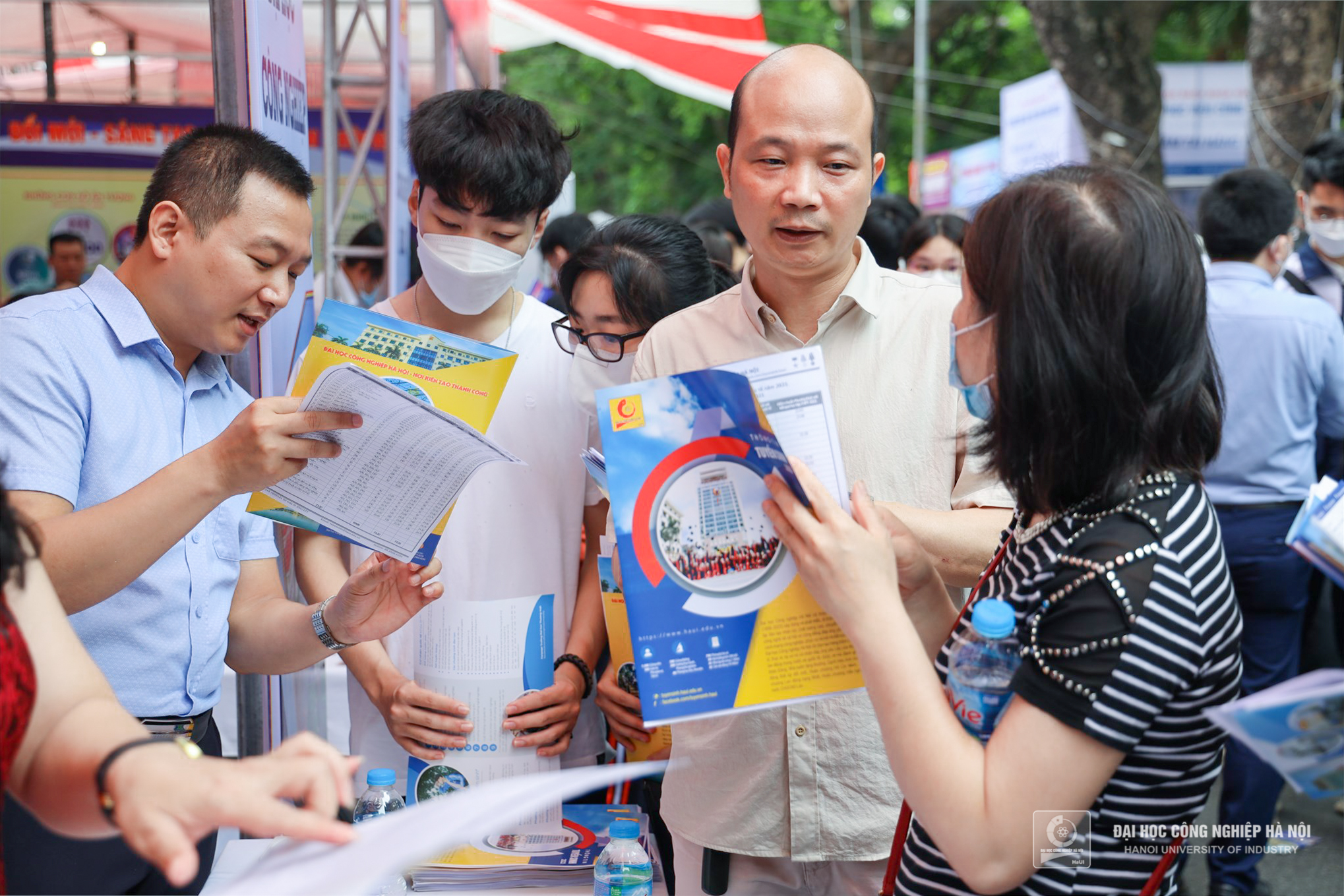 The Admission Consultation and Career Orientation Day 2022: the consultancy space of Hanoi University of Industry attracted over 14,000 visits