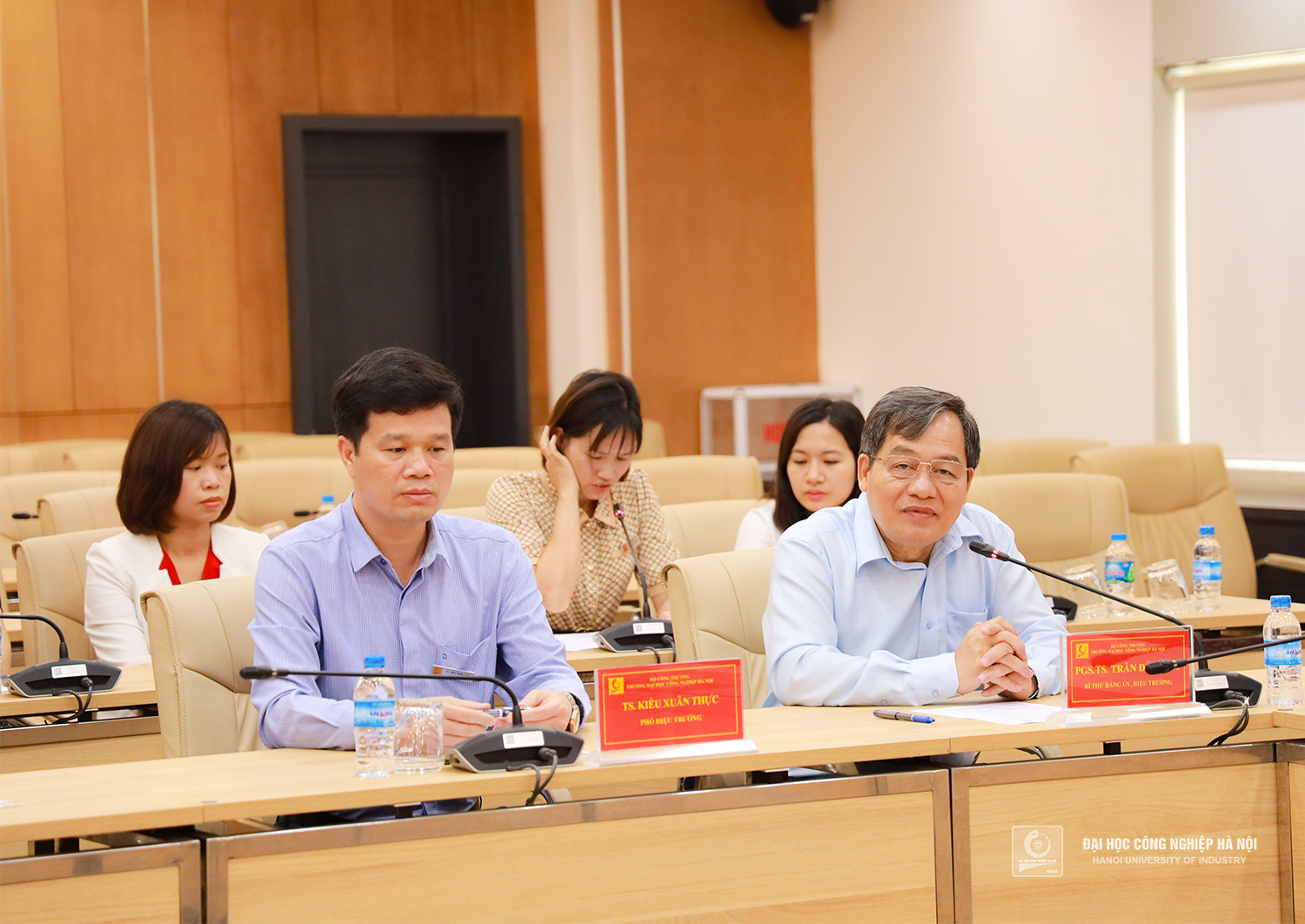 The signing ceremony on cooperation agreement between Hanoi University of Industry and Guangxi University of Science and Technology