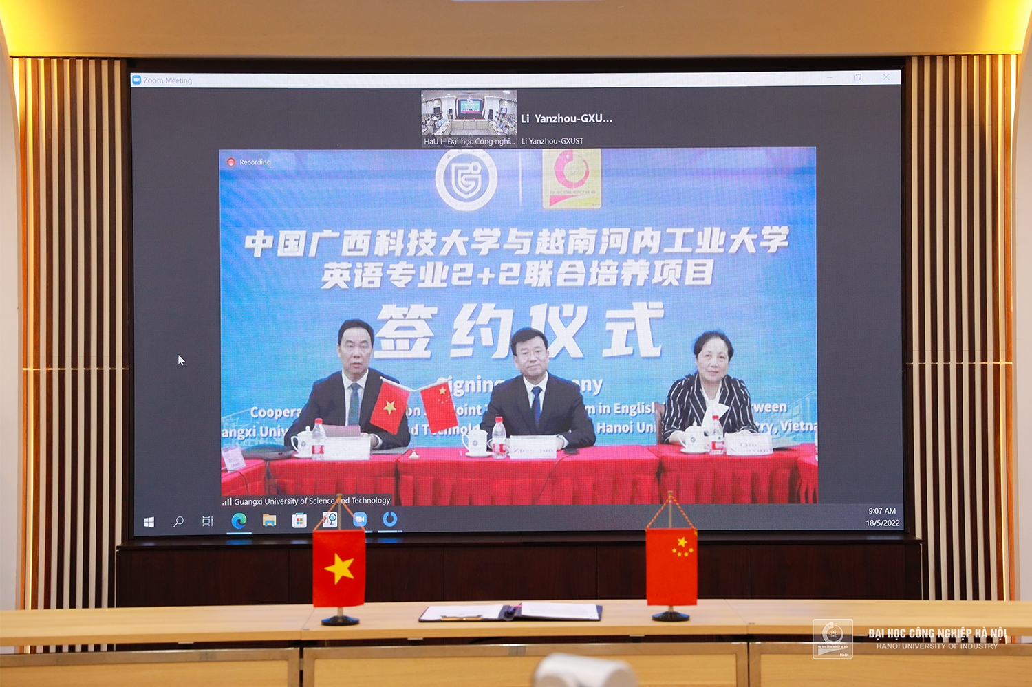 The signing ceremony on cooperation agreement between Hanoi University of Industry and Guangxi University of Science and Technology