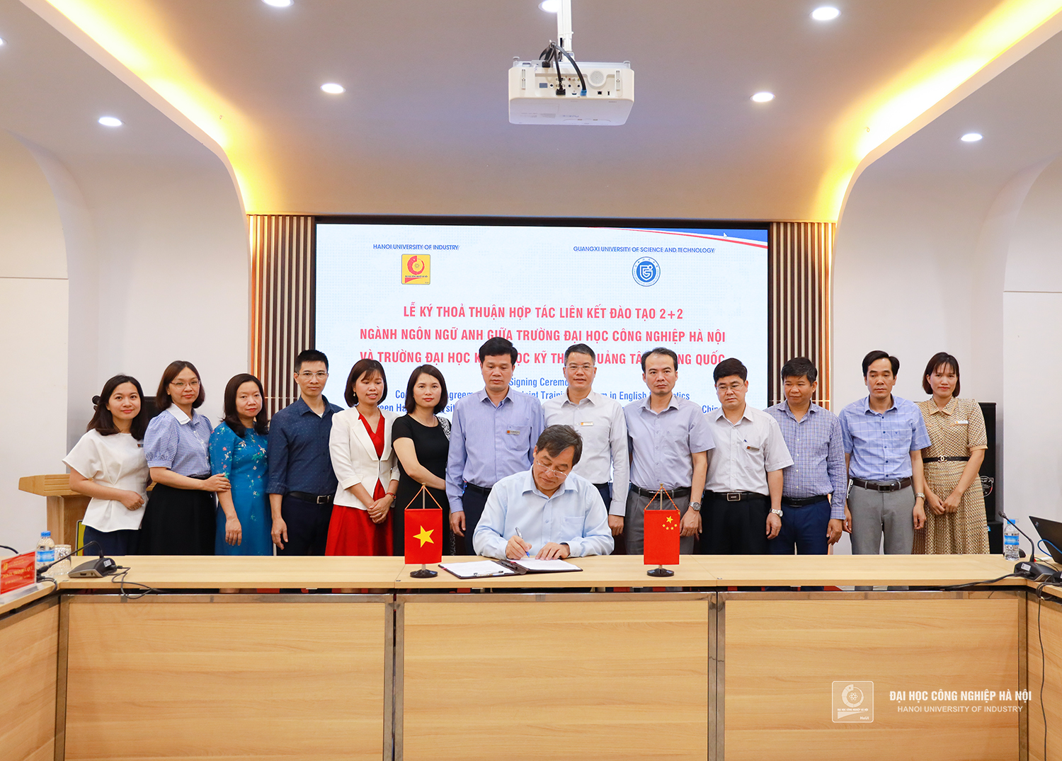 The signing ceremony on cooperation agreement between Hanoi University of Industry and Guangxi University of Science and Technology