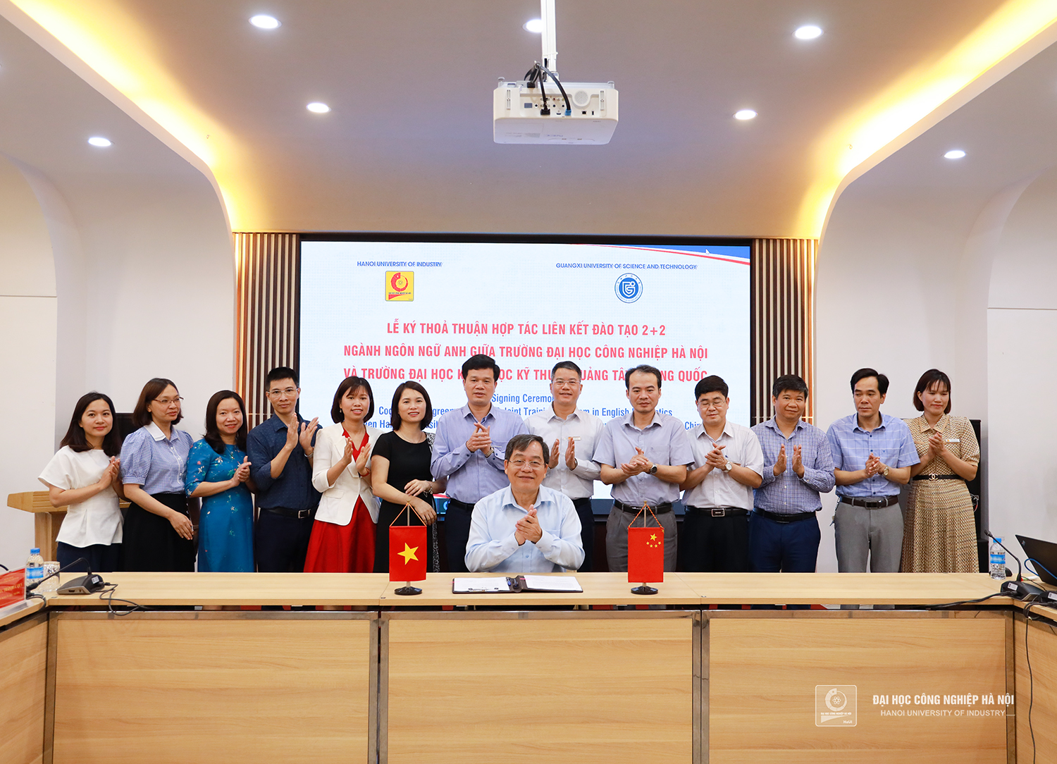 The signing ceremony on cooperation agreement between Hanoi University of Industry and Guangxi University of Science and Technology