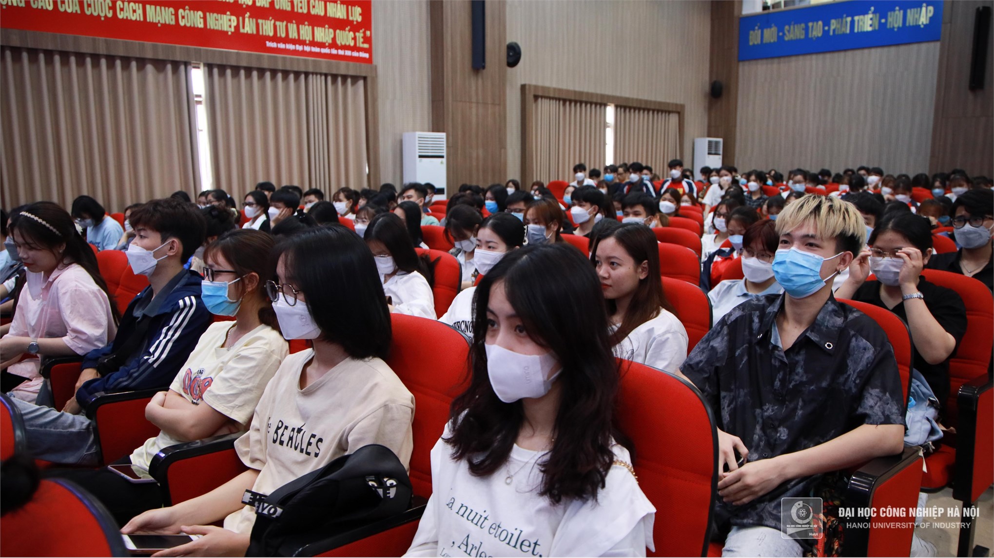 Launching ceremony of reading movement and writing contest about library