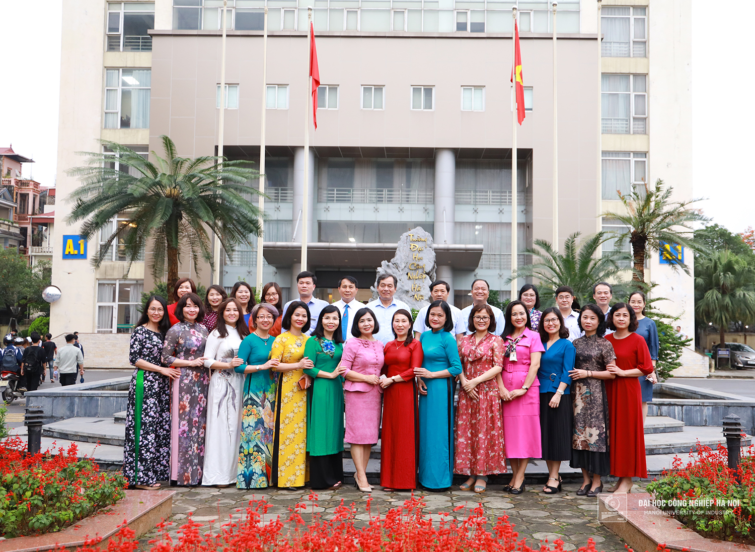 Đoàn nữ cán bộ lãnh đạo ngành Giáo dục thăm và làm việc tại Trường Đại học Công nghiệp Hà Nội